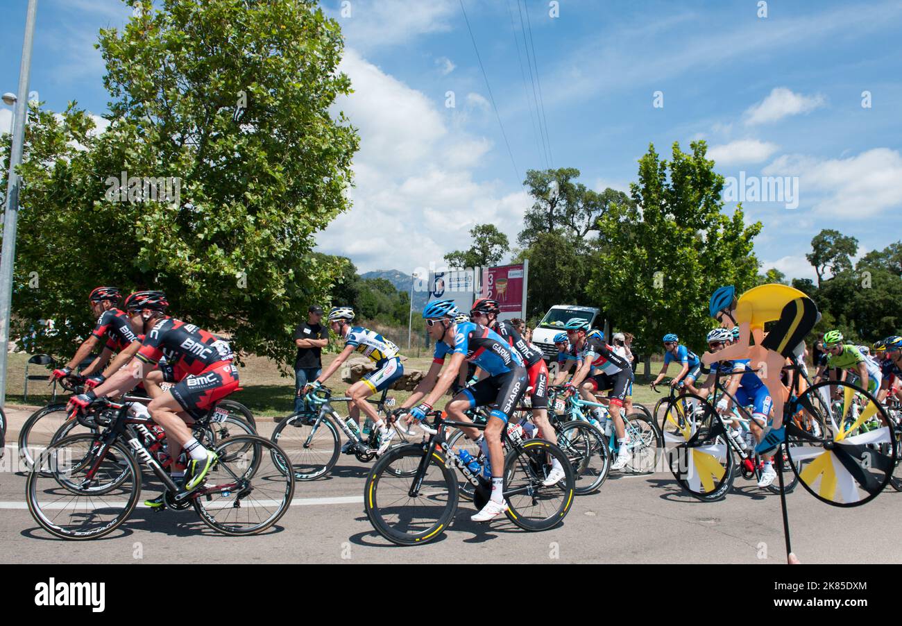 The peloton roll out for the start of the race during the opening day ...