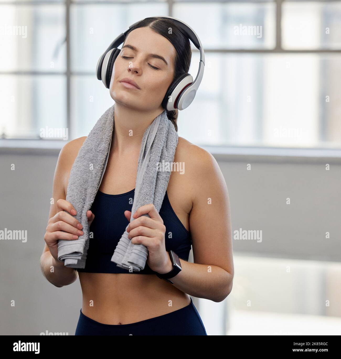 Woman headphones in fitness gym hi-res stock photography and images - Alamy