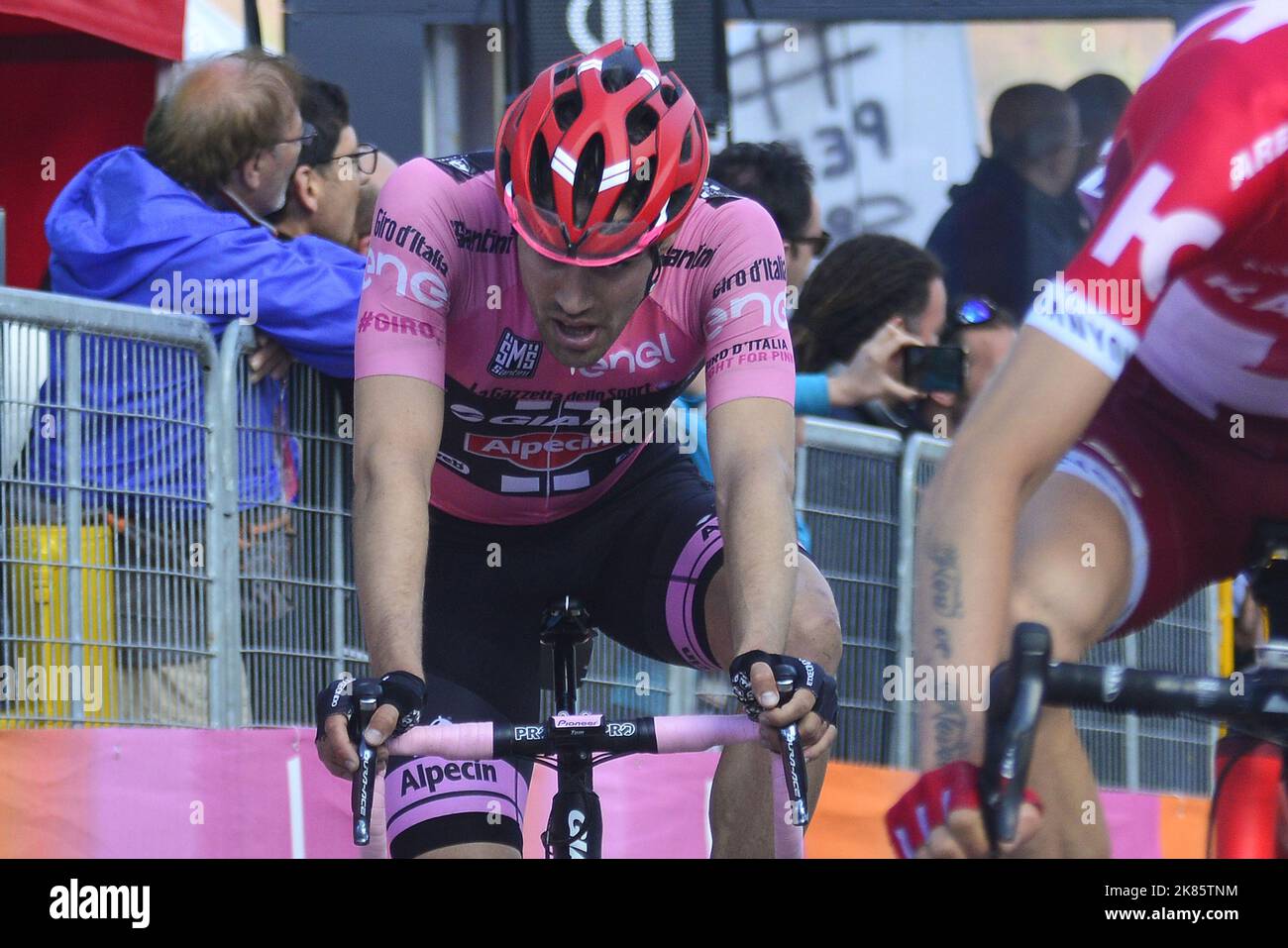Tom Dumoulin (Giant - Alpecin) retains his Maglia Rosa (Pink leader's  Jersey) in stage 6 of the Giro D'Italia 2016 Stock Photo - Alamy