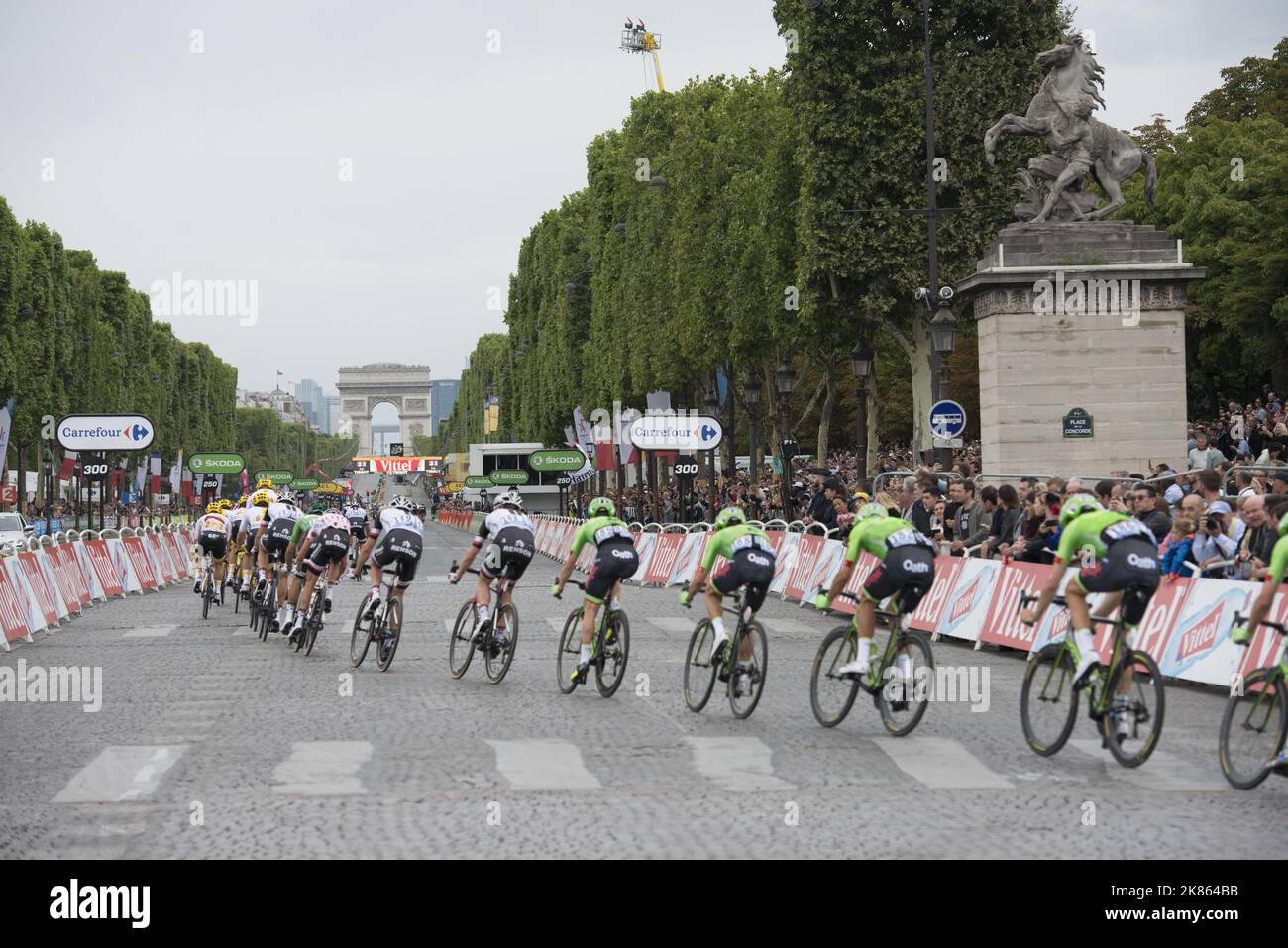 Team Cannondale Drapac ride along the Champs Elysee  Stock Photo