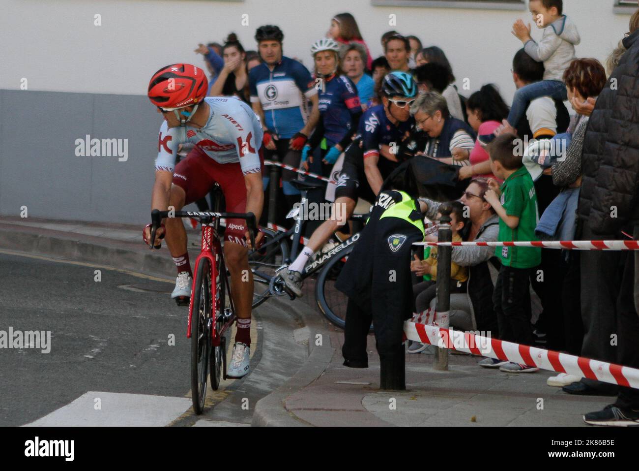 A Katusha rider misses the sharp corner and GBâ€™s Geraint Thomas follows his line and goes into the crowd Stock Photo