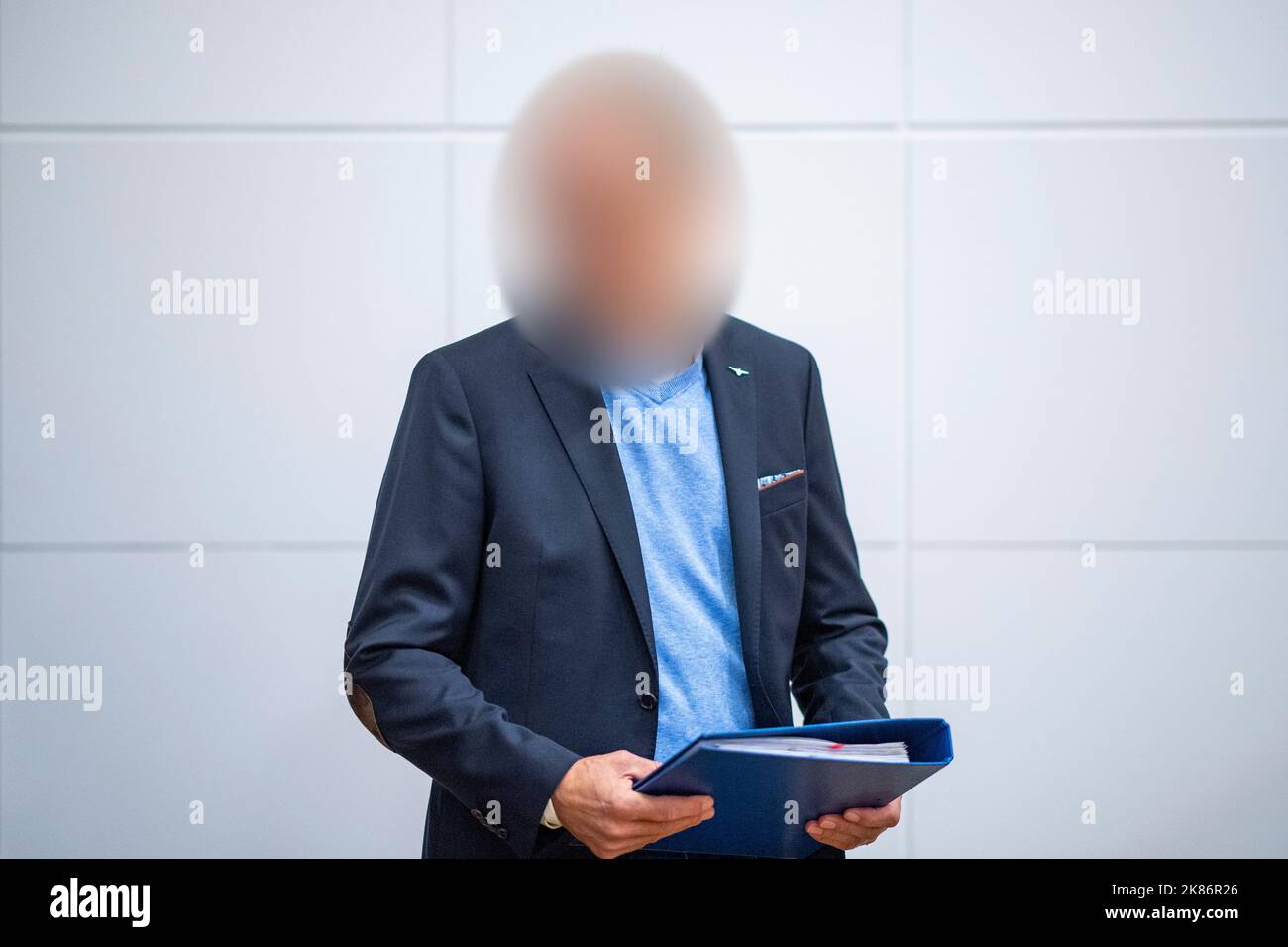 Minden, Germany. 21st Oct, 2022. The defendant enters the courtroom in