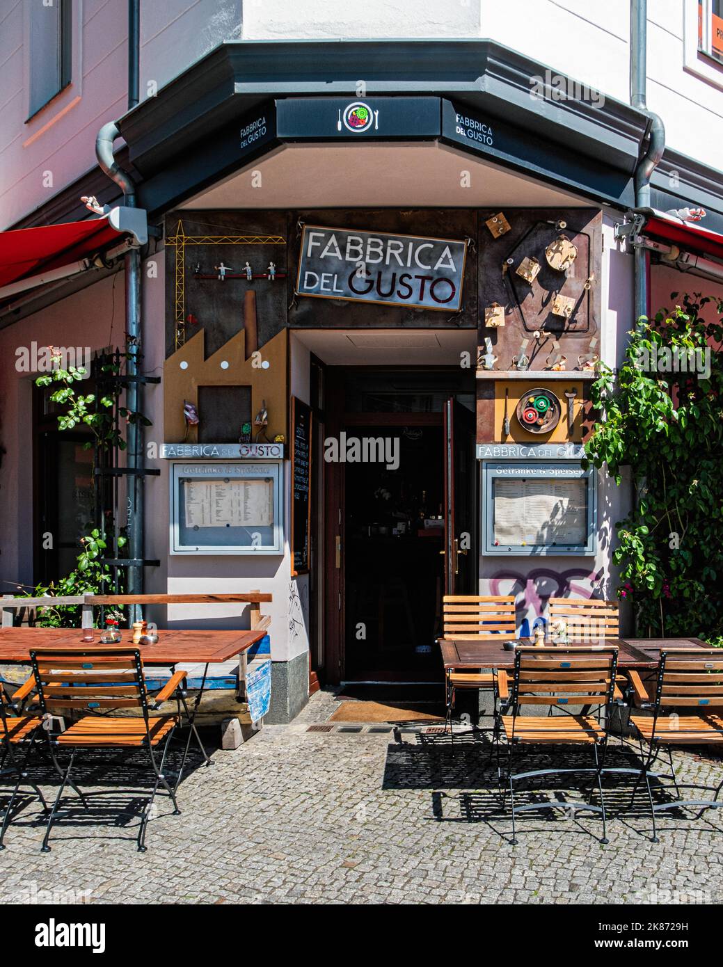 Fabbrica del Gusto Italian Restaurant,Pappelallee 36, Prenzlauer Berg,Berlin. Outdoor chairs & tables Stock Photo