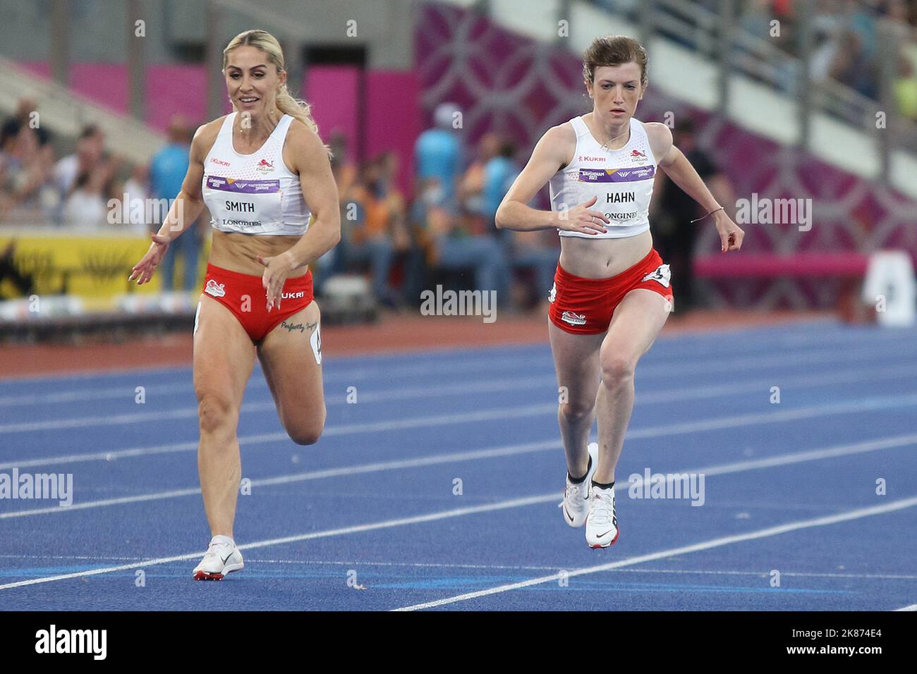 (L to R) Ali SMITH & Sophie HAHN of England in the Women's T37 / T38 100m at the 2022 Commonwealth games in Birmingham. Stock Photo