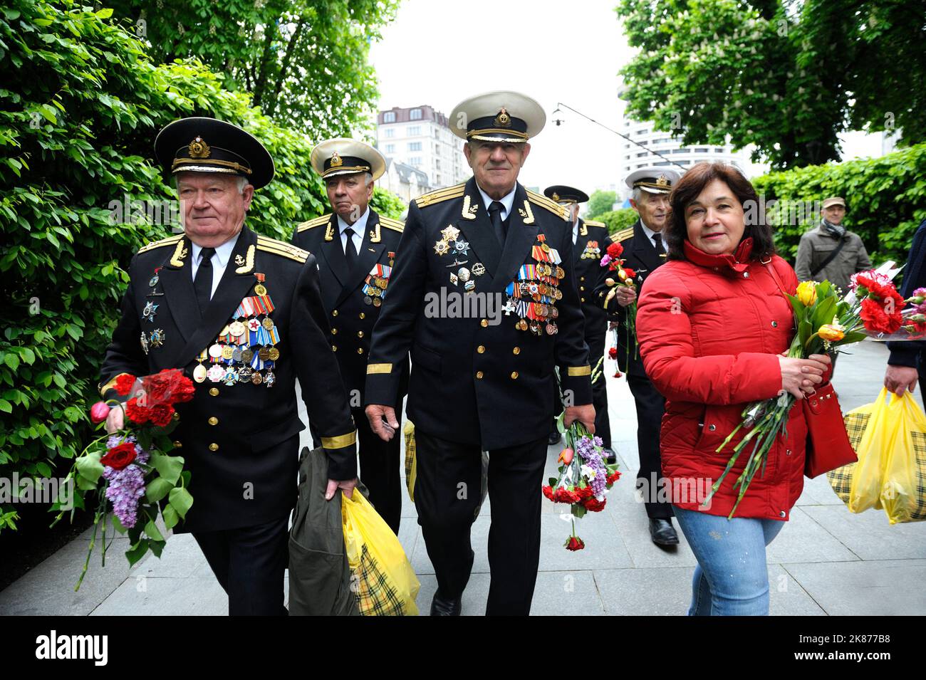 Naval officers, veterans of World War II, putting flowers to Eternal ...