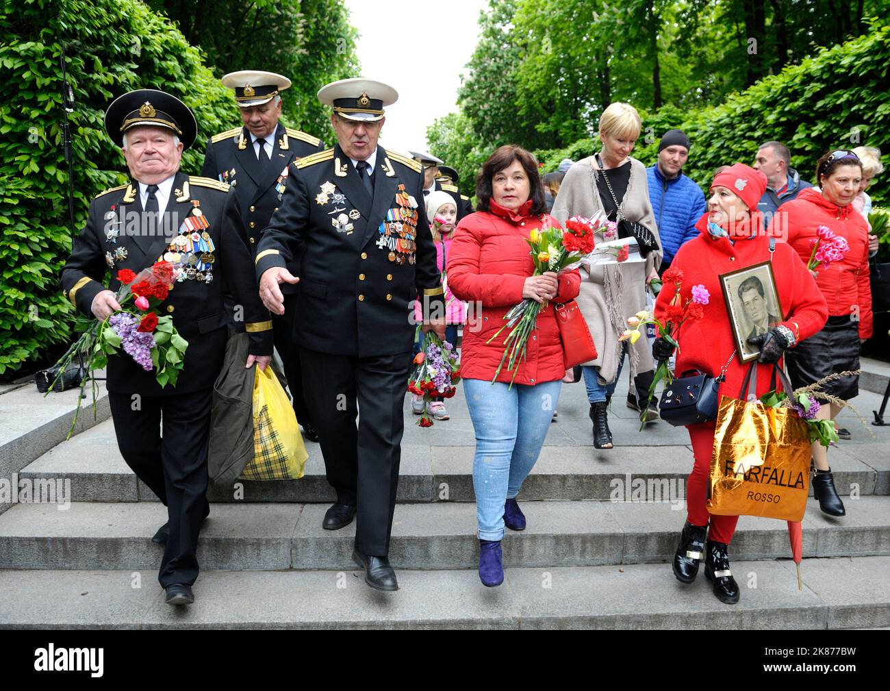Naval officers, veterans of World War II, putting flowers to Eternal ...