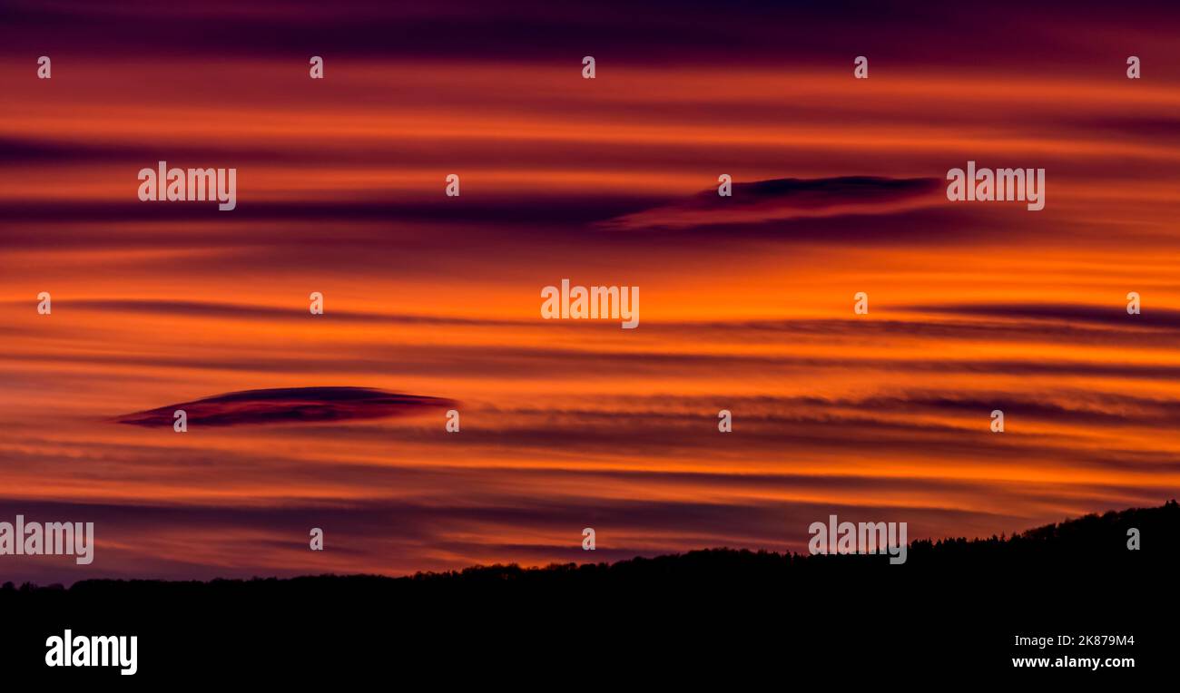 Beautiful sunset background with cloudy sky Stock Photo - Alamy
