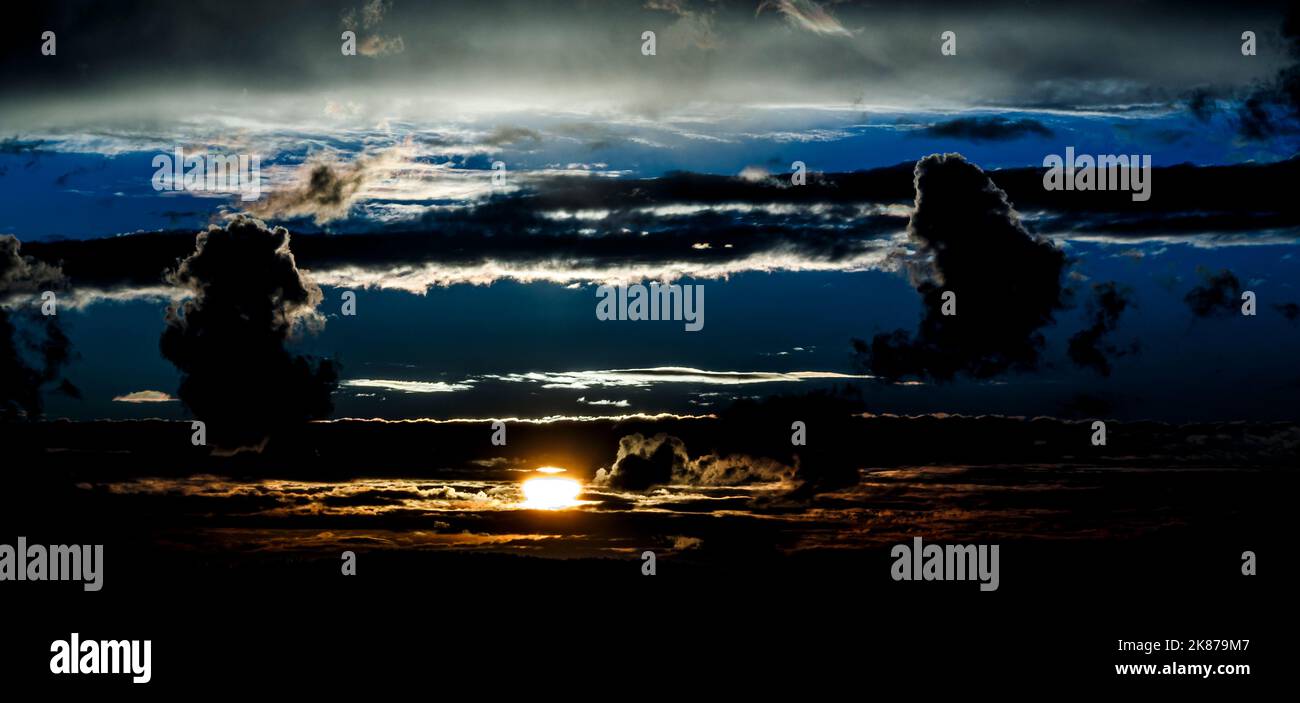 Beautiful sunset background with cloudy sky Stock Photo - Alamy