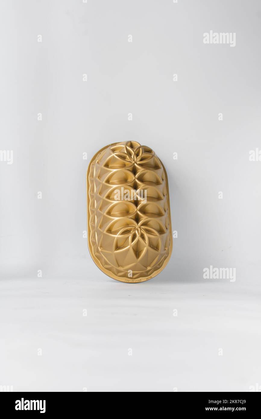 Gold Loaf Pan With Patterns Cast Iron Loaf Pan Stock Photo Alamy gold-loaf-pan-with-patterns-cast-iron-loaf-pan-stock-photo-alamy