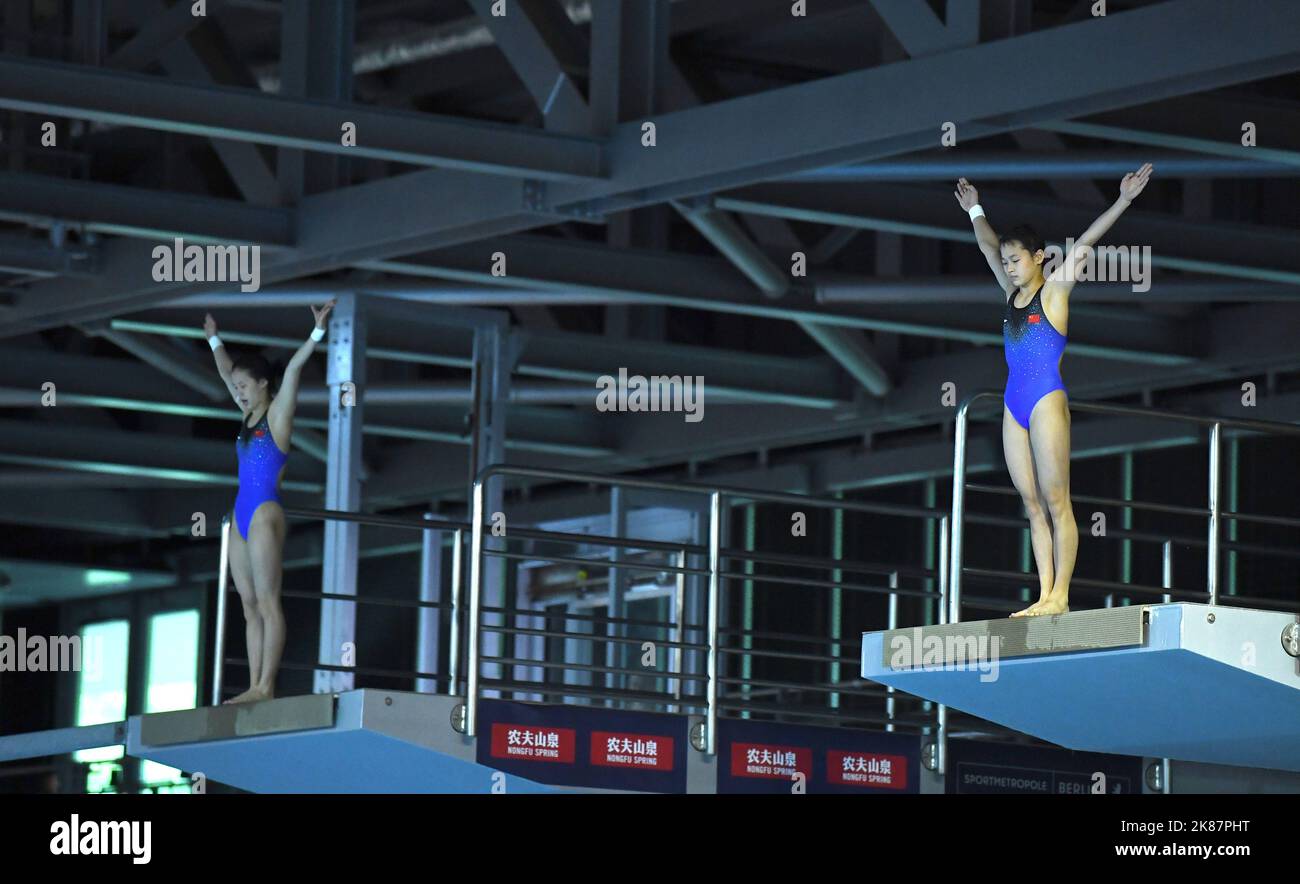 Womens 10m synchronized diving hires stock photography and images Alamy