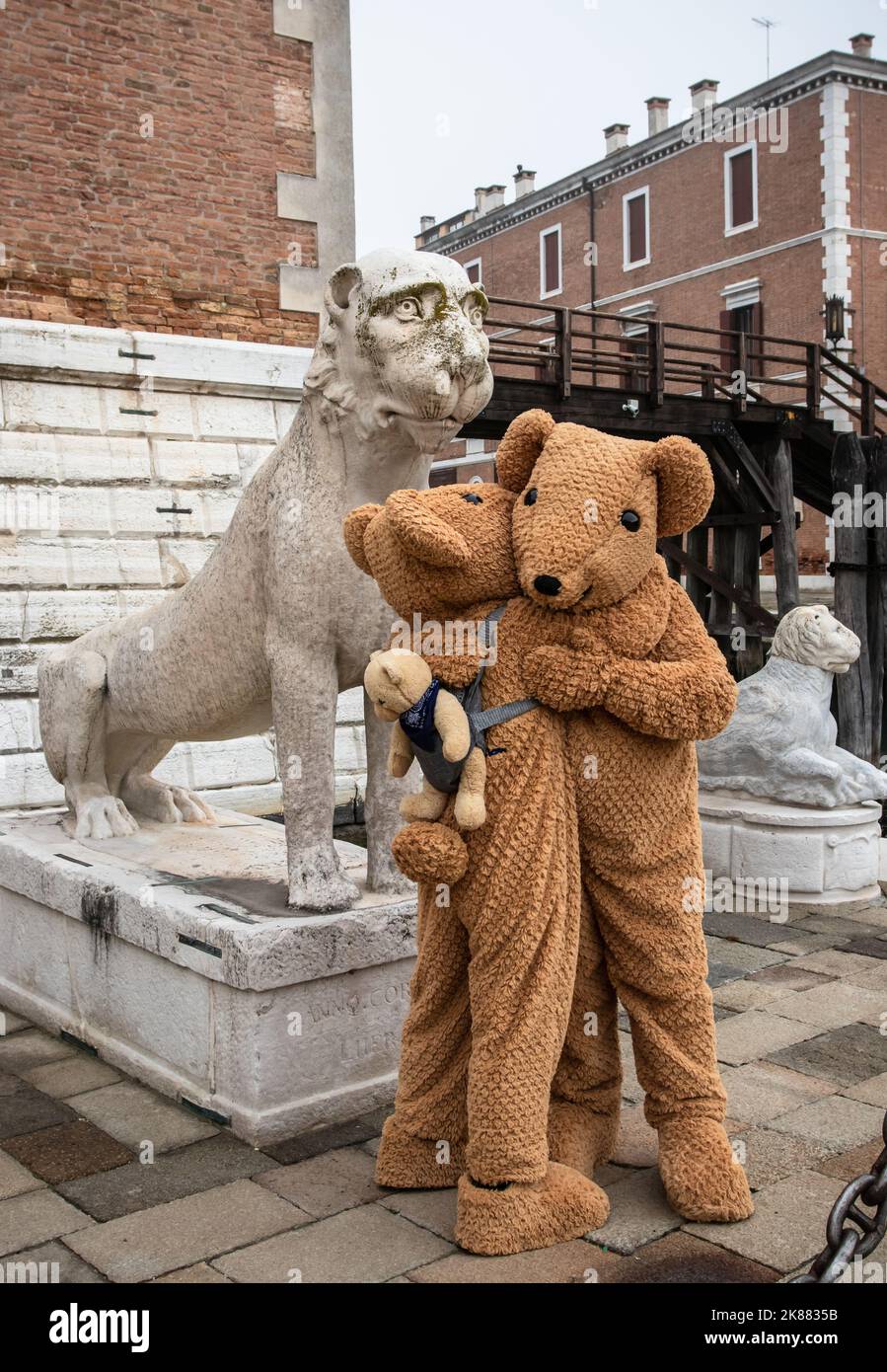 Statues of lions hi-res stock photography and images - Alamy