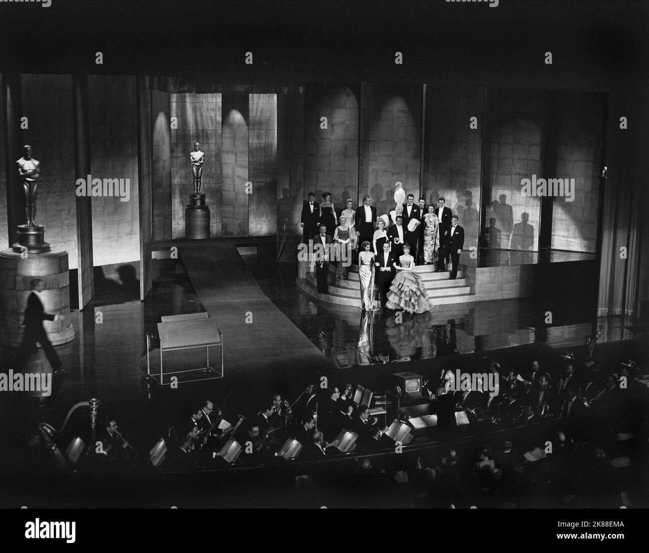 Kirk Douglas, Burt Lancaster, Bob Hope, Rock Hudson, Maurice Chevalier, Rhonda Fleming, Doris Day, Clark Gable & James Stewart  Actors & Actresses  Oscar-Verleihung Mitte Der 50er Jahre In Hollywood / Academy Awards Ceremony In The 1950s 01 March 1957   **WARNING** This Photograph is for editorial use only and is the copyright of The Film Company and/or the Photographer assigned by the Film or Production Company and can only be reproduced by publications in conjunction with the promotion of the above Film. A Mandatory Credit To The Film Company is required. The Photographer should also be cred Stock Photo