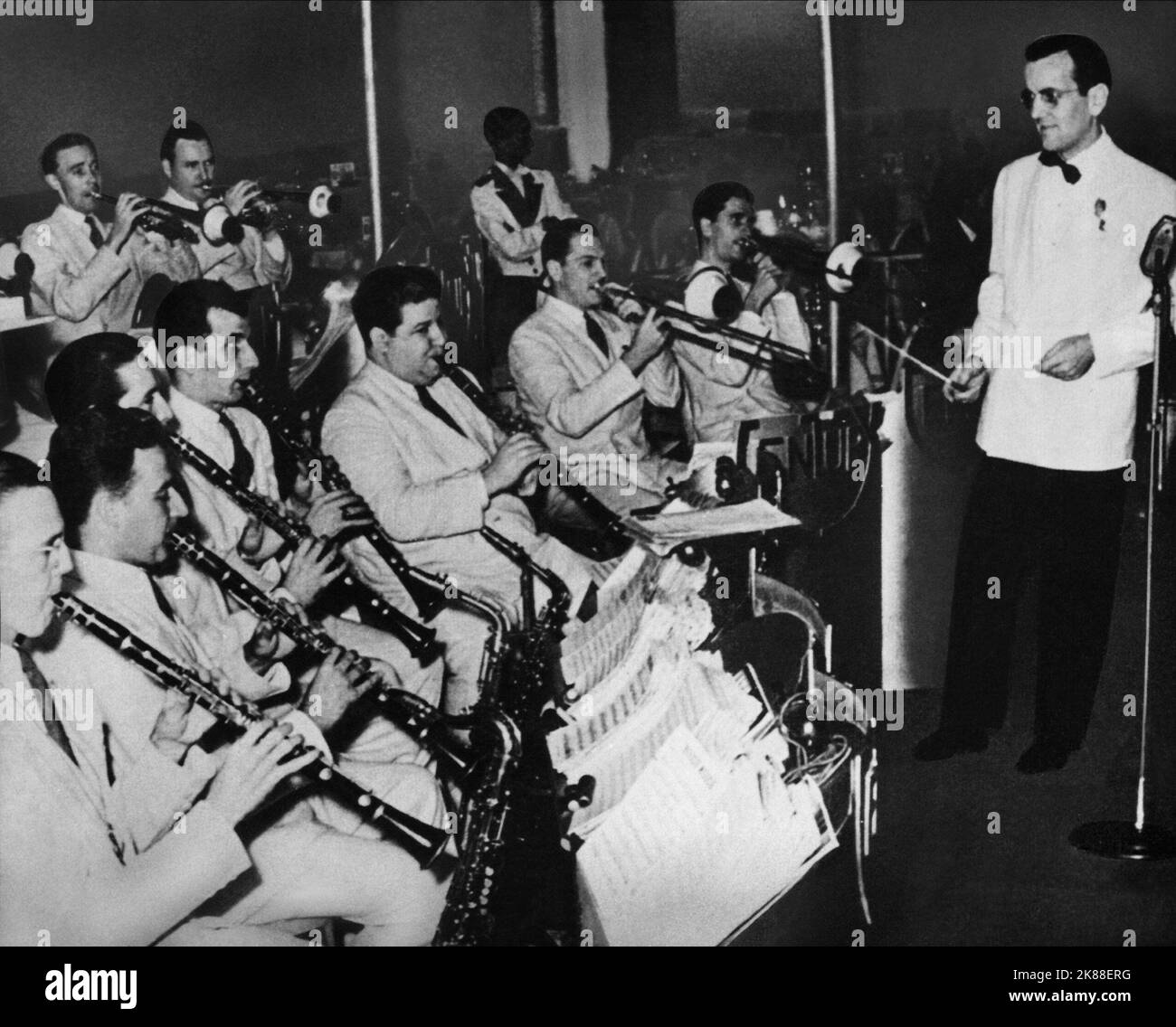 Glenn Miller Musician & Bandleader Mit Seinem Orchester 1937 Im