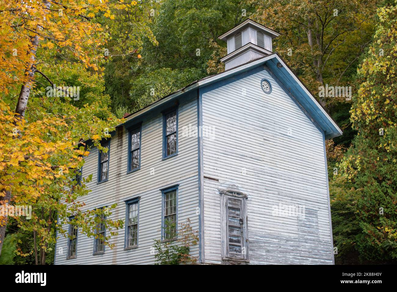 Old schoolhouse in rural Pennsylvania with fall foliage. - Stock Image
