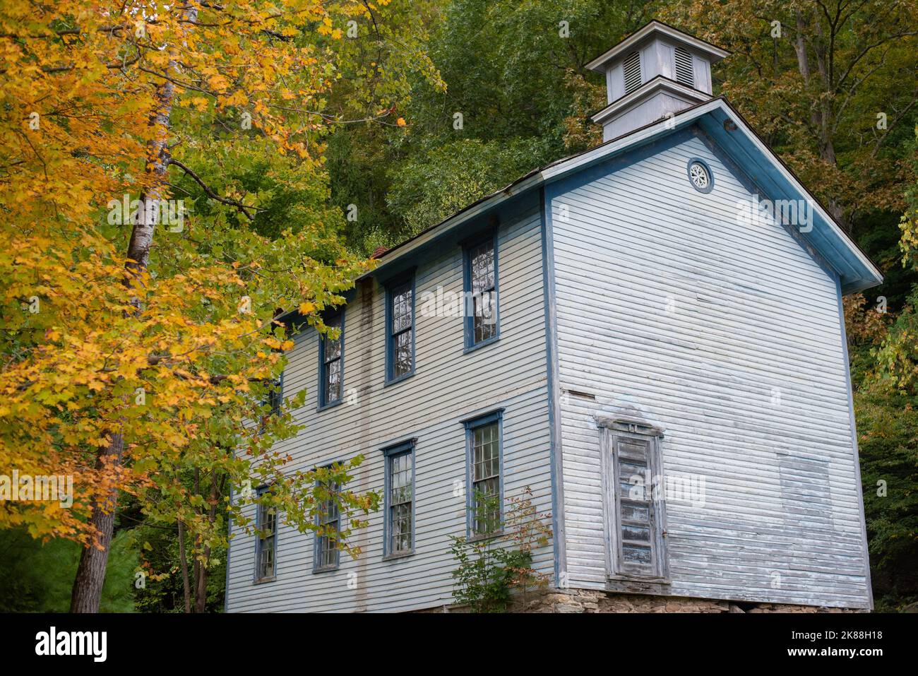 Old schoolhouse in rural Pennsylvania with fall foliage. - Stock Image