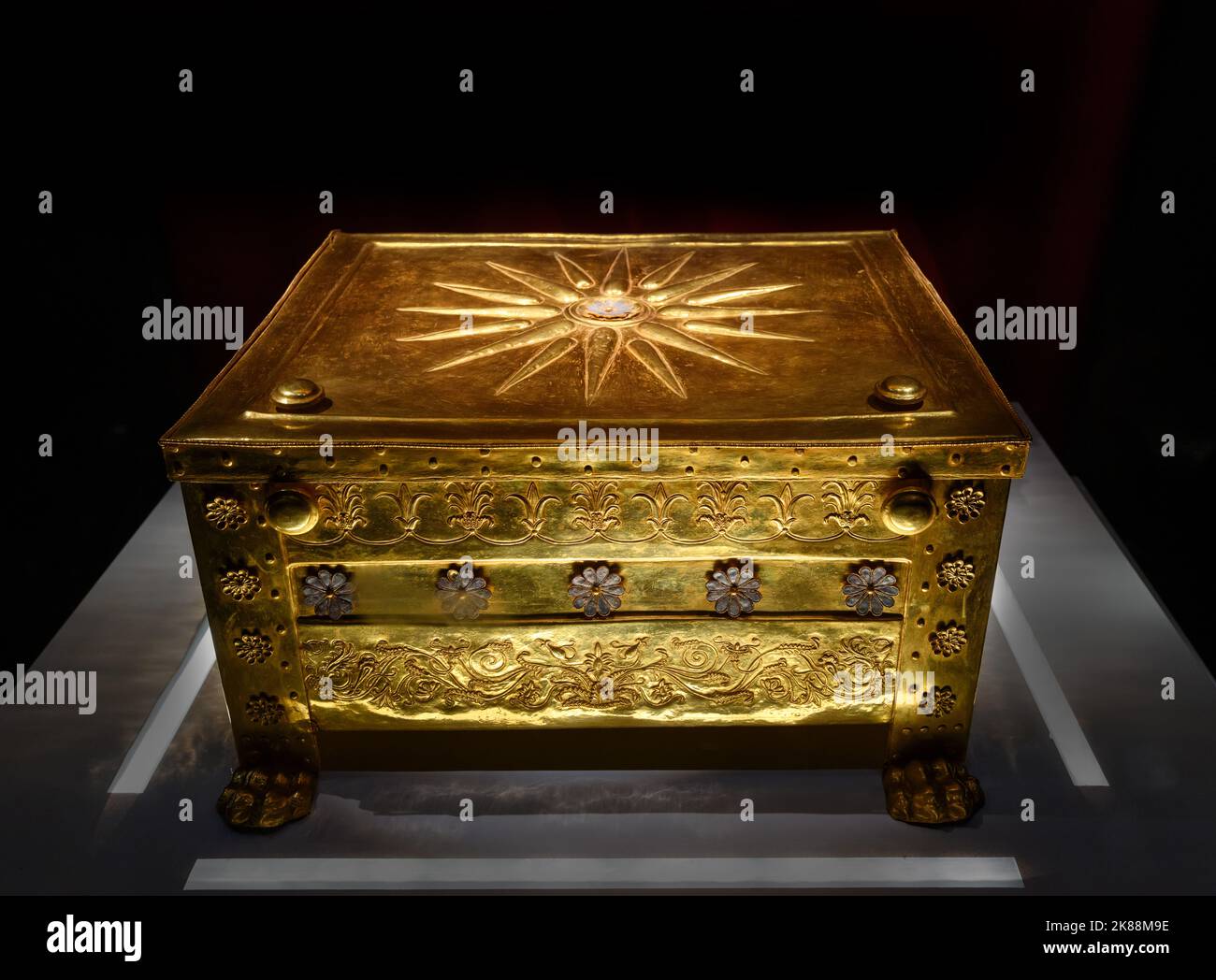 The gold burial casket for the bones of Kind Philip II of Macedon,  Museum of the Royal Tombs of Aigai, Vergina, Macedonia, Greece Stock Photo