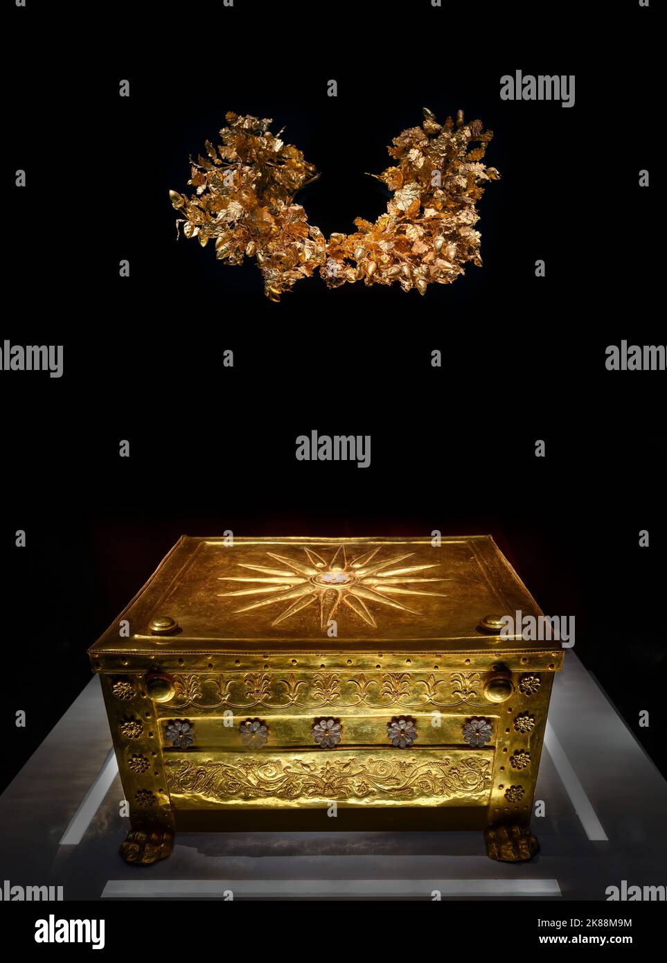 Grave crown and the gold burial casket for the bones of King Philip II of Macedon,  Museum of the Royal Tombs of Aigai, Vergina, Macedonia, Greece Stock Photo