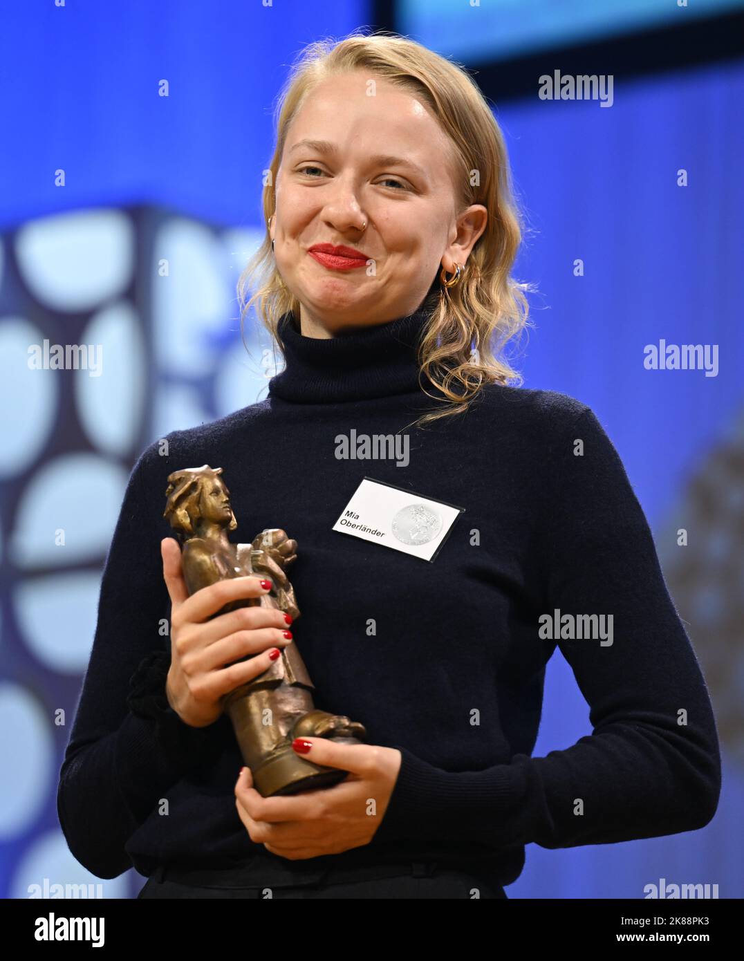 21 October 2022, Hesse, Frankfurt/Main: Illustrator Mia Oberländer is awarded the Momo trophy at the German Youth Literature Prize ceremony at the Congress Center. She receives the special prize 'New Talent Illustration' for her comic 'Anna' (Edition Moderne). Photo: Arne Dedert/dpa Stock Photo