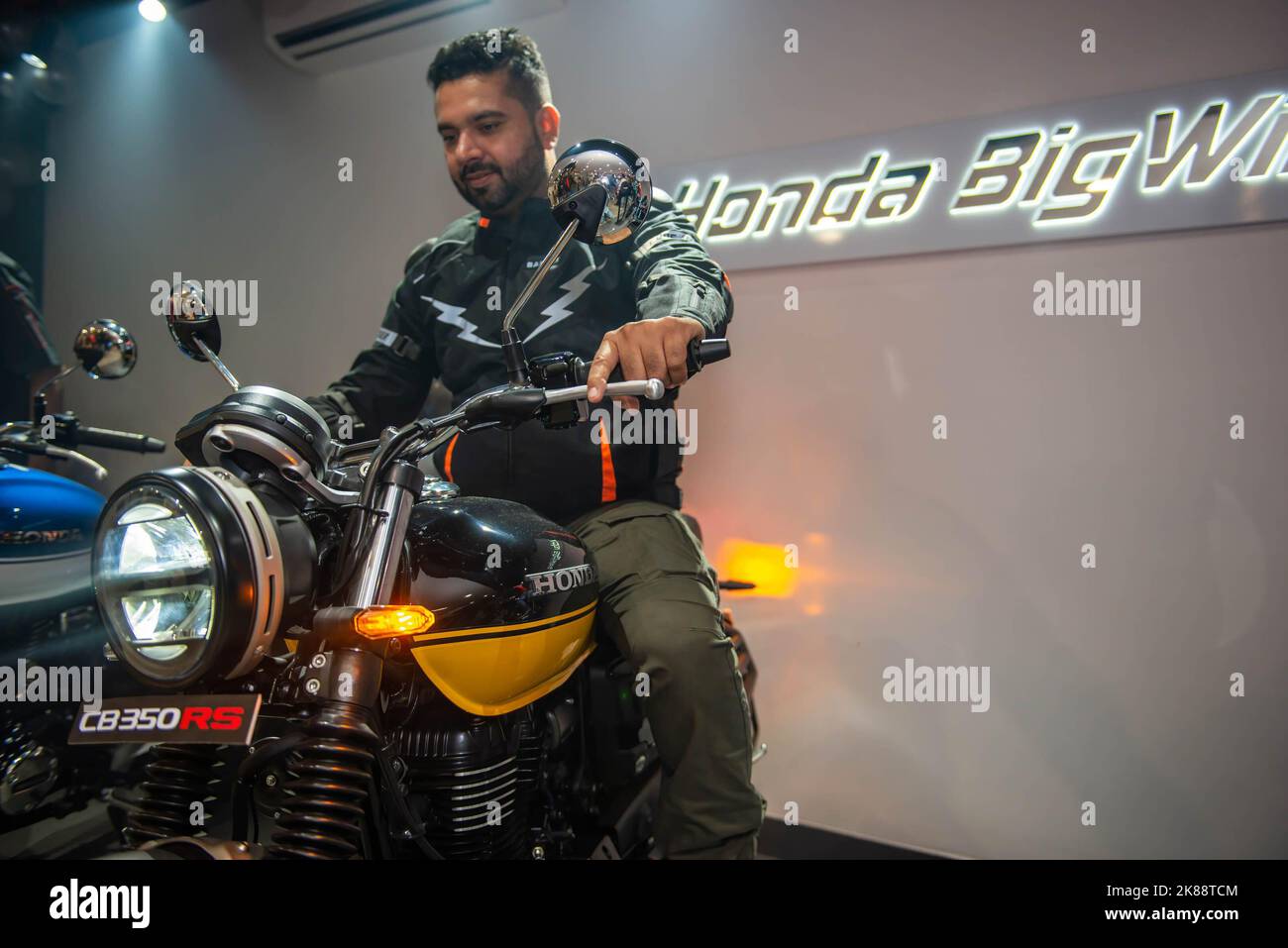 Honda premium bike showroom deals