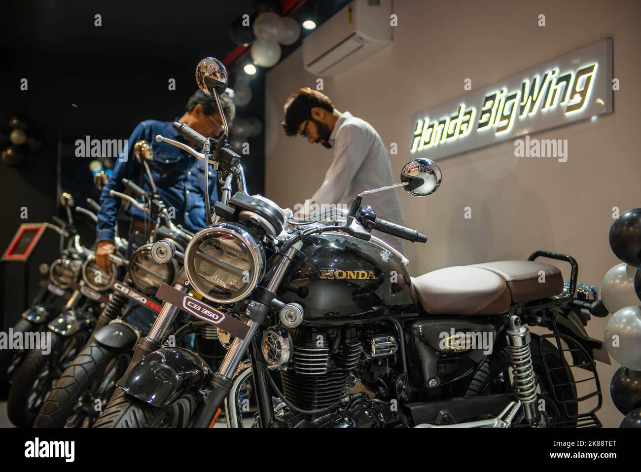 new-delhi-india-21st-oct-2022-a-salesman-speaks-with-a-customer-at