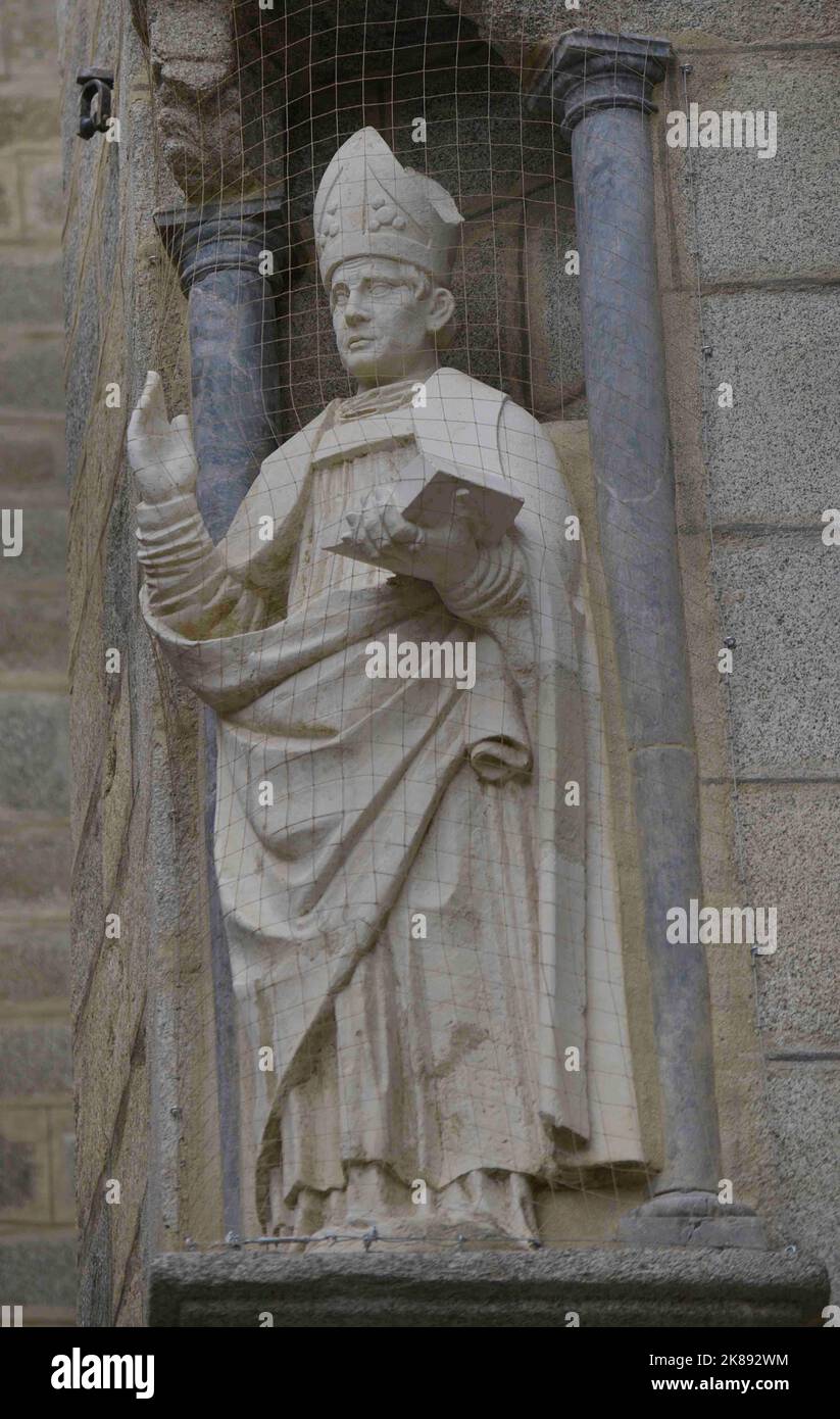 Cathedral of Saint Mary. Sculpture of a bishop outside the walls of the cathedral. Stock Photo