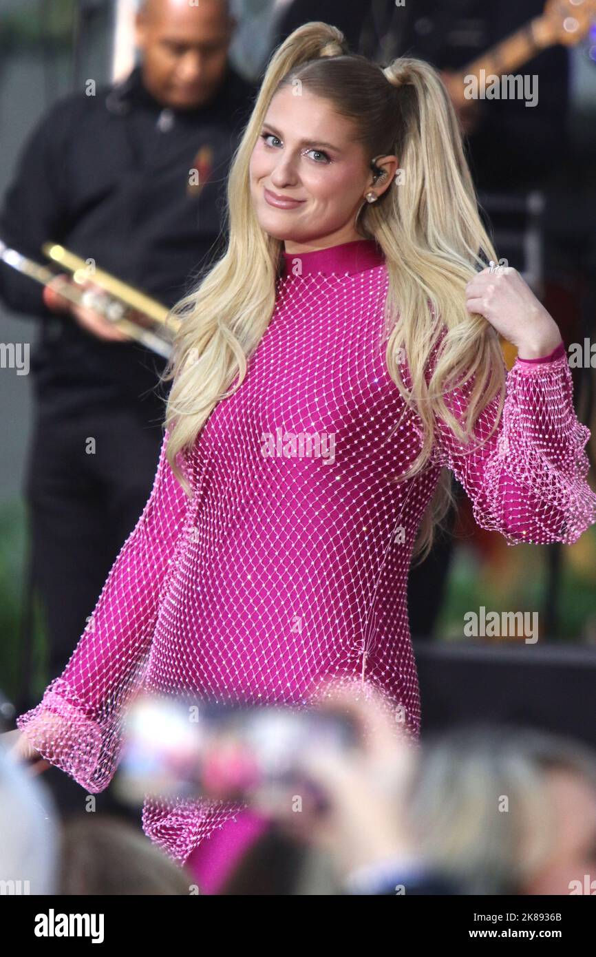 Meghan Trainor performs on Citi Concert Series on Today Show at Rock Plaza  -PICTURED: Meghan Trainor -LOCATION: New York USA -DAYE: 21 Oct 2022  -CREDIT: ROGER WONG/INSTARimages.com Stock Photo - Alamy