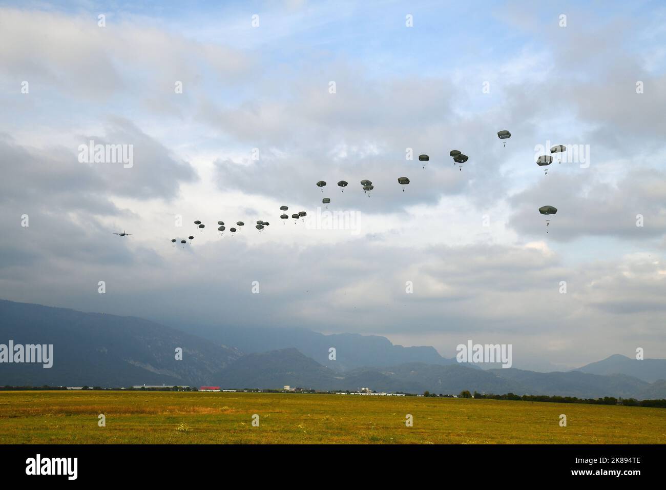 U.S. Army Paratroopers assigned to the 2nd Battalion, 503rd Parachute Infantry Regiment, 173rd Airborne Brigade, conduct airborne operation after exiting a U.S. Air Force 86th Air Wing C-130 Hercules aircraft at Juliet Drop Zone, Pordenone, Italy, Oct. 20, 2022.  The 173rd Airborne Brigade is the U.S. Army Contingency Response Force in Europe, capable of projecting ready forces anywhere in the U.S. European, Africa or Central Commands' areas of responsibility. (U.S. Army photo by Paolo Bovo) Stock Photo