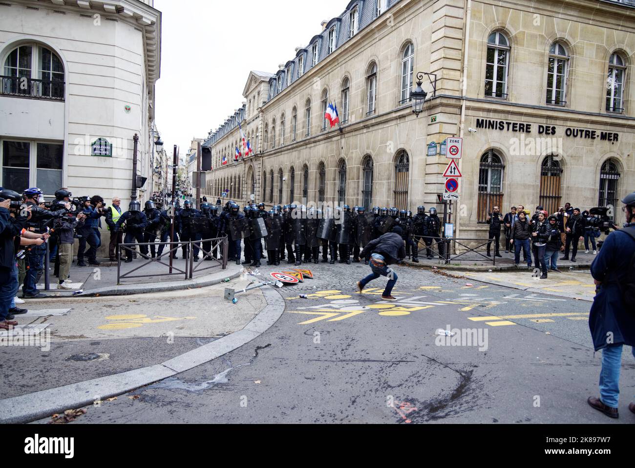 Paris, France. 18th Oct, 2022. A protester throws a road sign in the ...