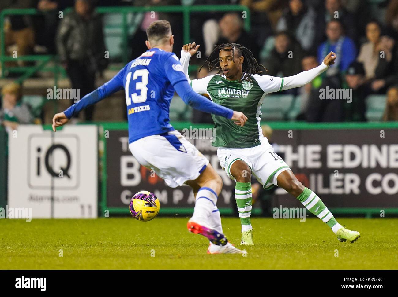Hibernian's Jair Tavares (right) and St Johnstone's Ryan McGowan battle for the ball during the cinch Premiership match at Easter Road, Edinburgh. Picture date: Friday October 21, 2022. Stock Photo
