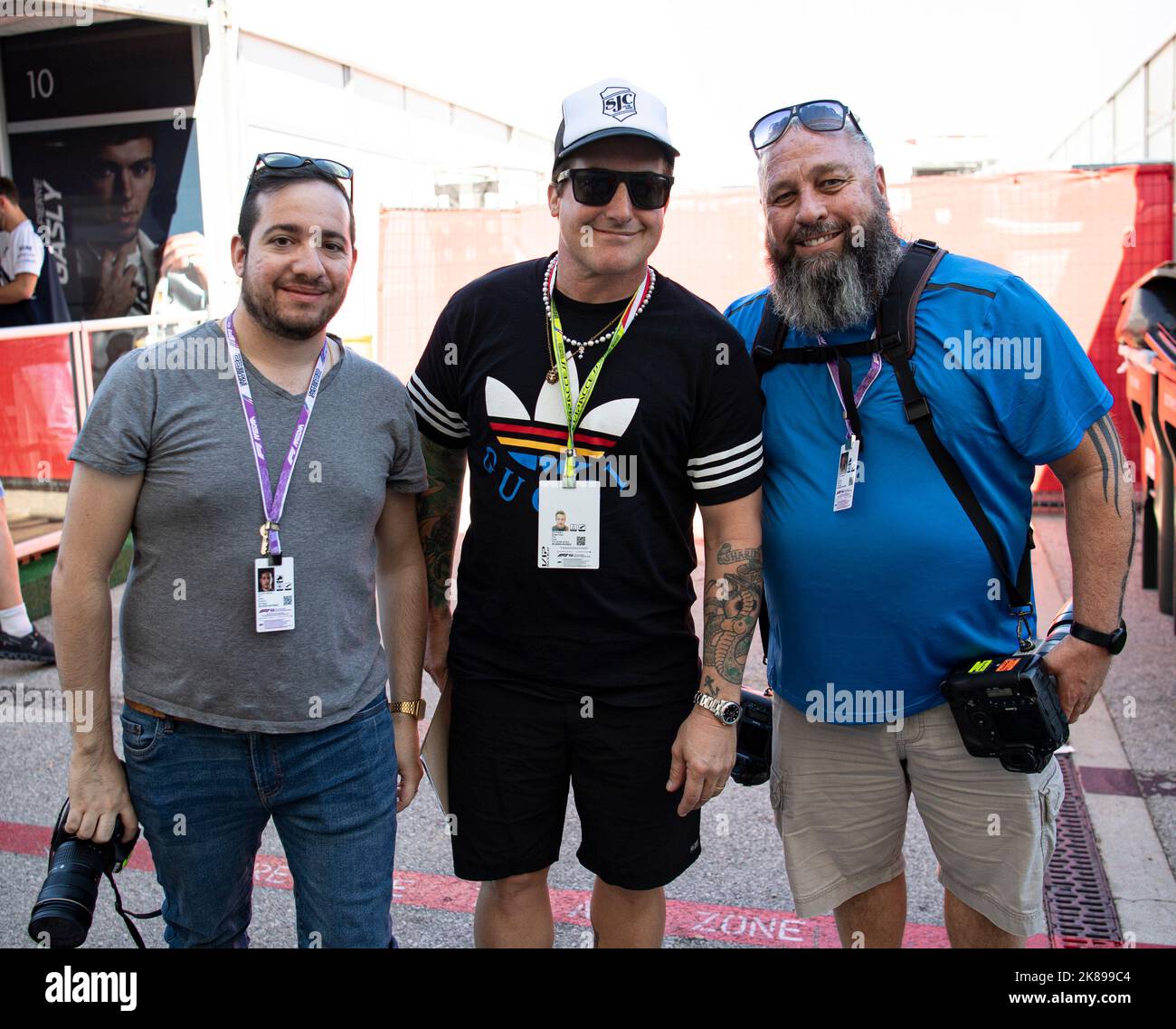 Austin, Texas, USA. 20th Oct, 2022. F1 Photographers posing with Green Day Drummer TRE COOL in the center. (Credit Image: © Hoss McBain/ZUMA Press Wire) Stock Photo