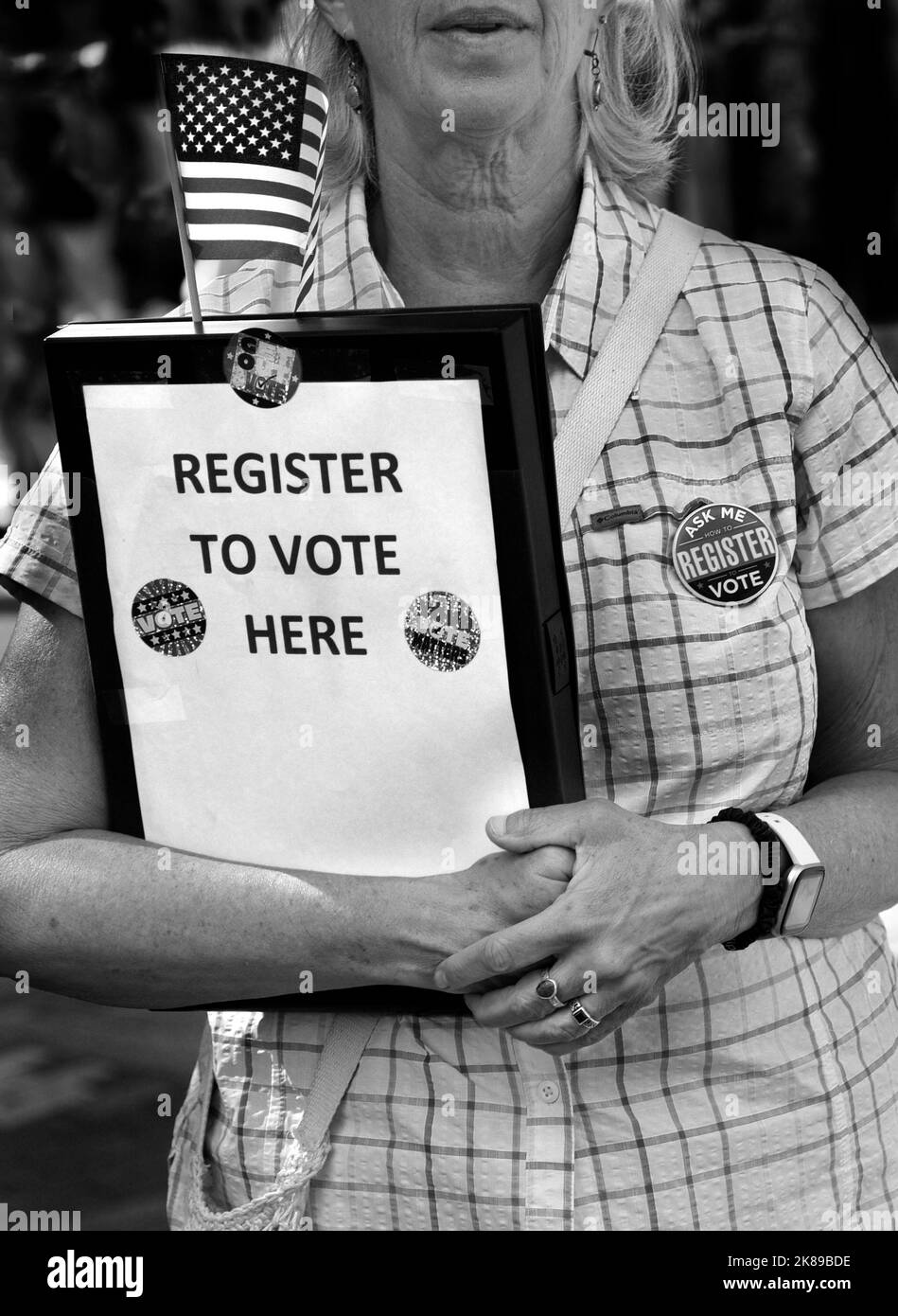 A volunteer signs up people wanting to register to vote in upcoming U.S. elections in Santa Fe, New Mexico Stock Photo