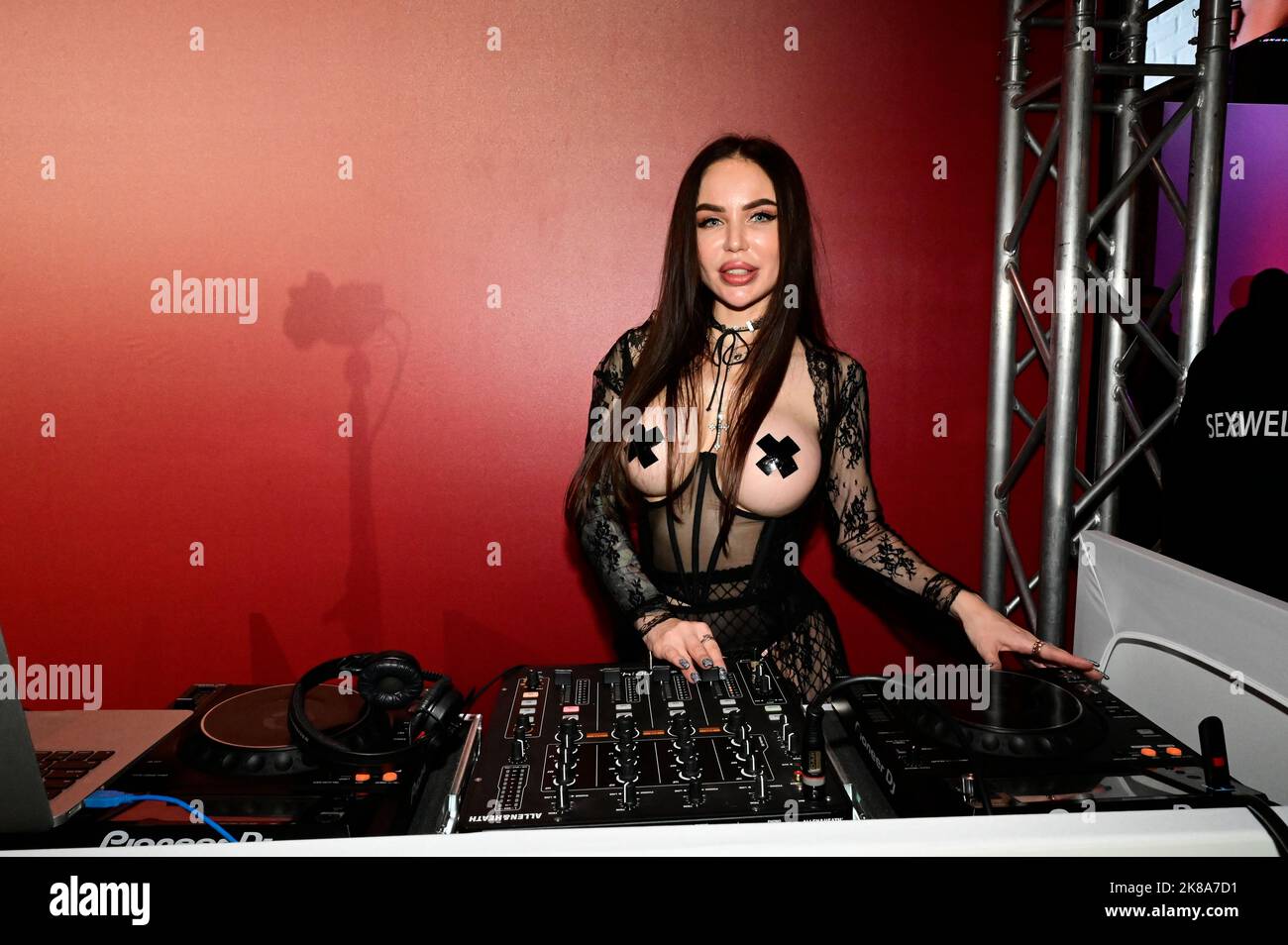 Natasha Phoenix auf der 25. Venus Berlin 2022 in den Messehallen unter dem  Funkturm. Berlin, 21.10.2022 Stock Photo - Alamy