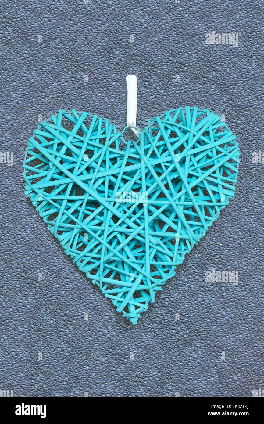 hellblaues geflochtenes Herz aus Holzfäden Stock Photo