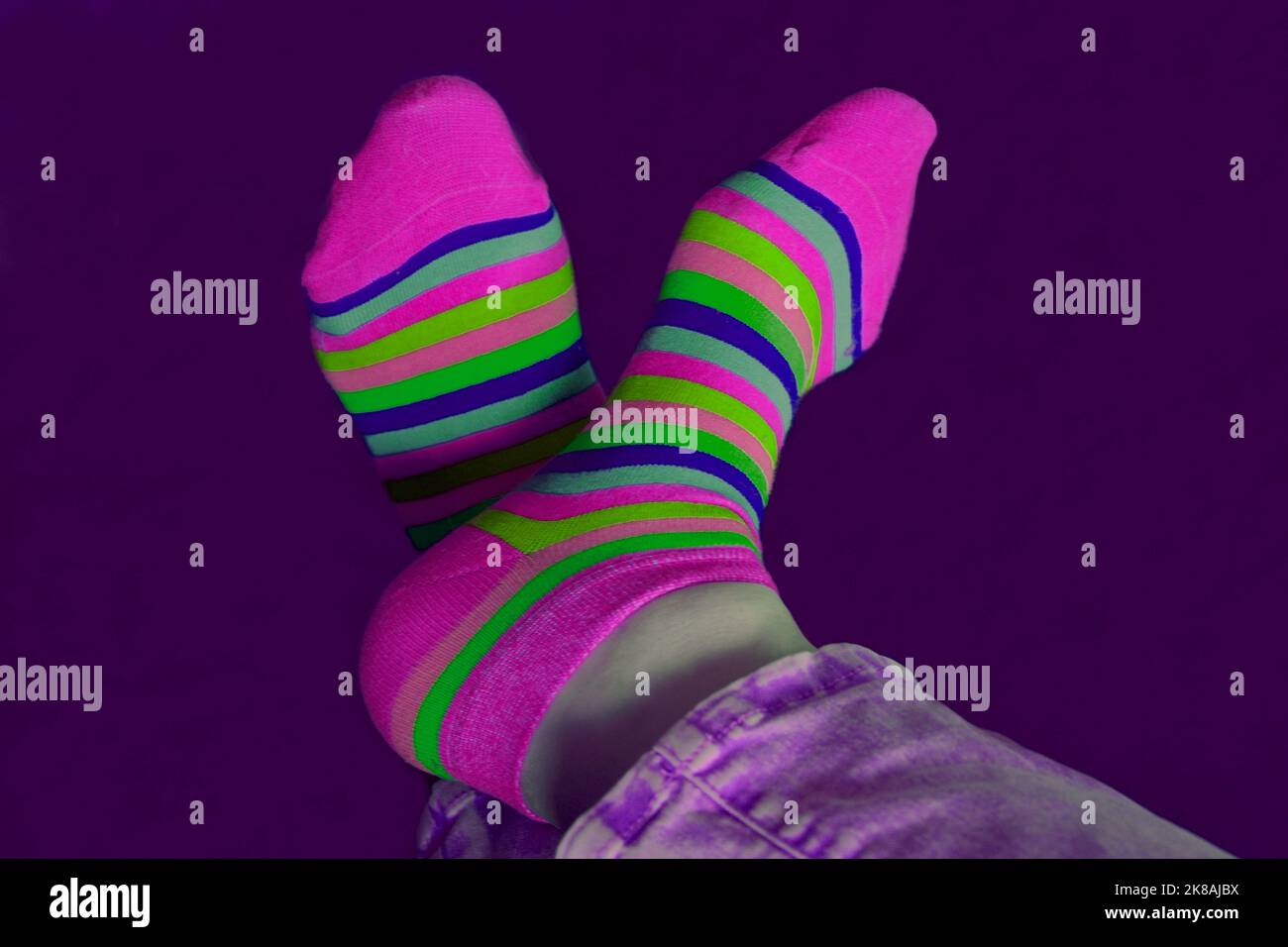 Füße in bunten Socken Stock Photo