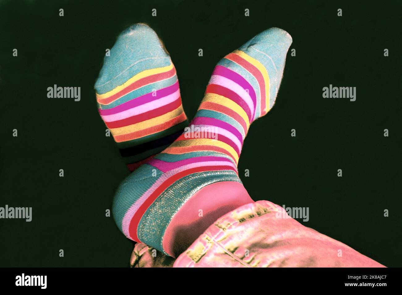 Füße in bunten Socken - Sneaker Stock Photo