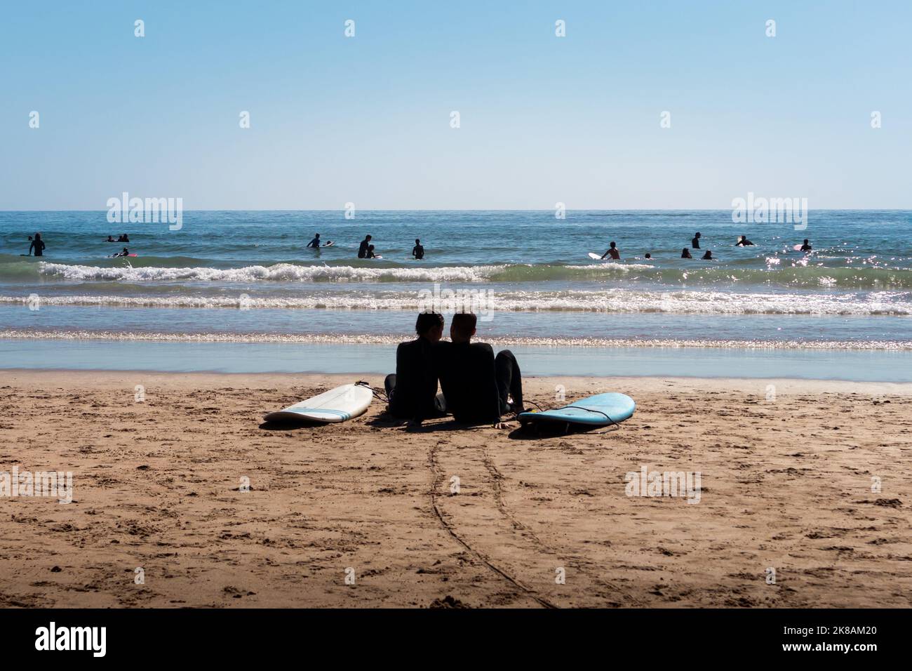 Surfer silhouette sitting beach hi-res stock photography and images - Alamy