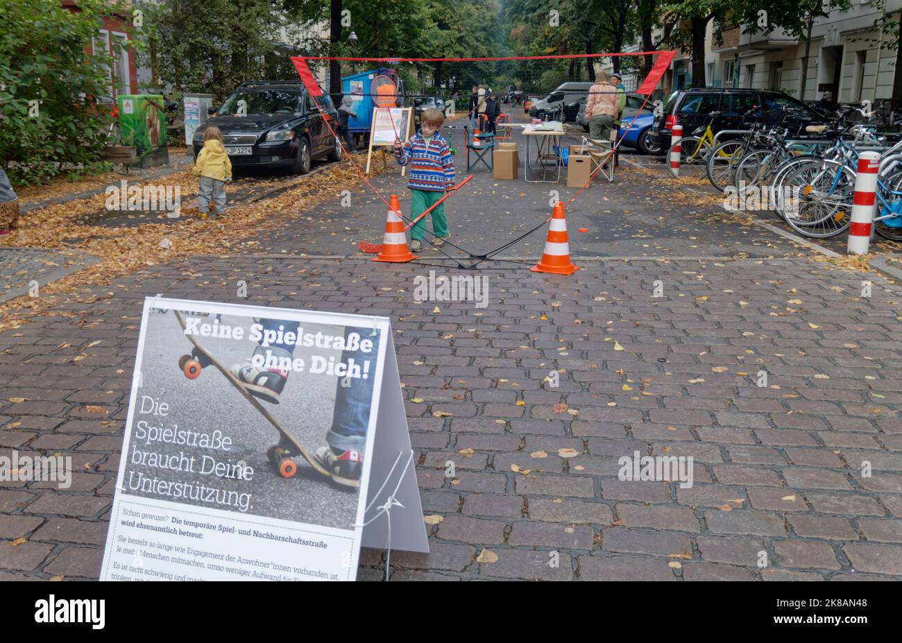 abgesperrte Spielstrasse in Berlin-Kreuzberg Stock Photo