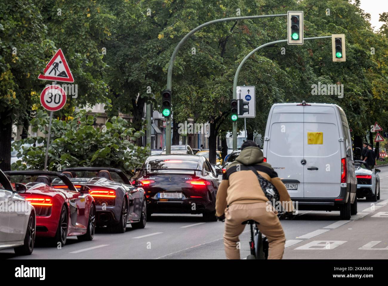 Kolonne von Luxusautos rast mit überhöhter Geschwindigkeit hupend über die Sonnenallee in Berlin-Neukölln Stock Photo