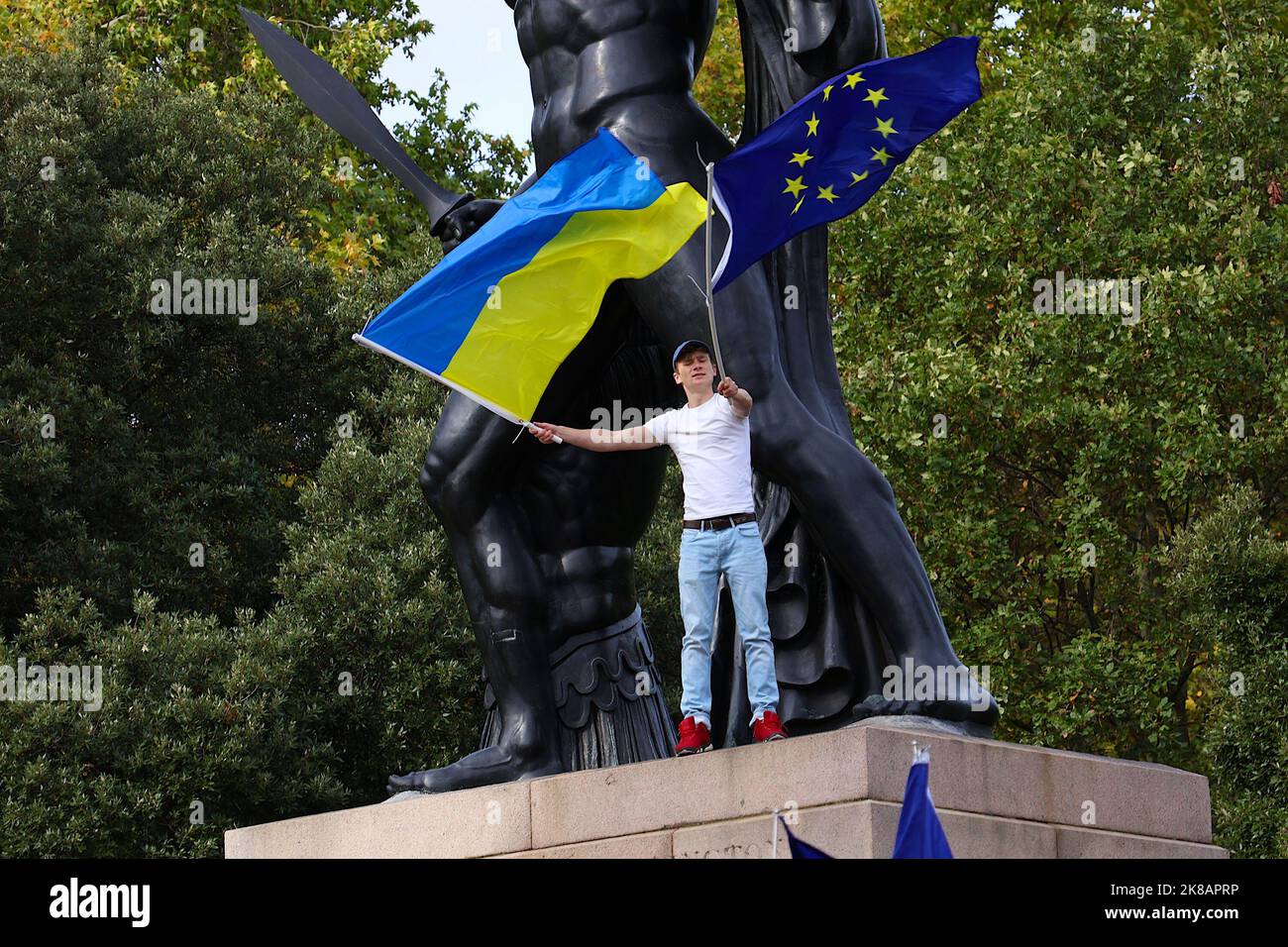 Pall mall flags hi-res stock photography and images - Alamy
