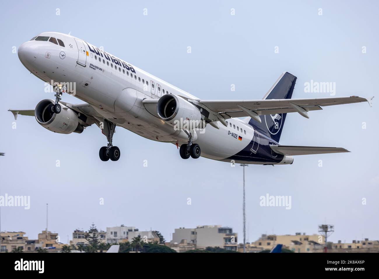 Lufthansa Airbus A320-214 (REG: D-AIUN) landing runway 31. This color  scheme is now being replaced with an all blue one Stock Photo - Alamy