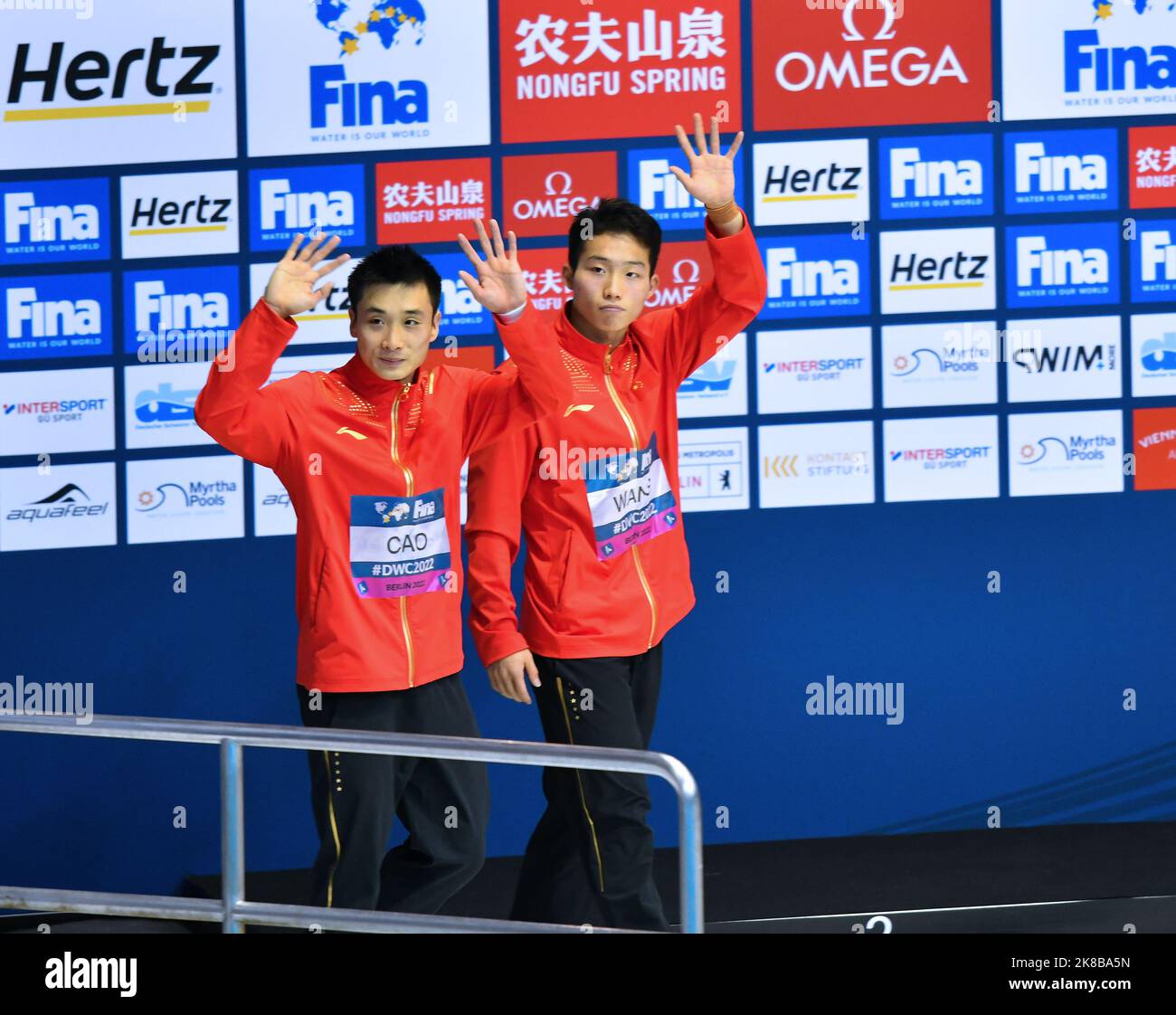 (221022) -- BERLIN, Oct. 22, 2022 (Xinhua) -- Wang Zongyuan/Cao Yuan (L ...