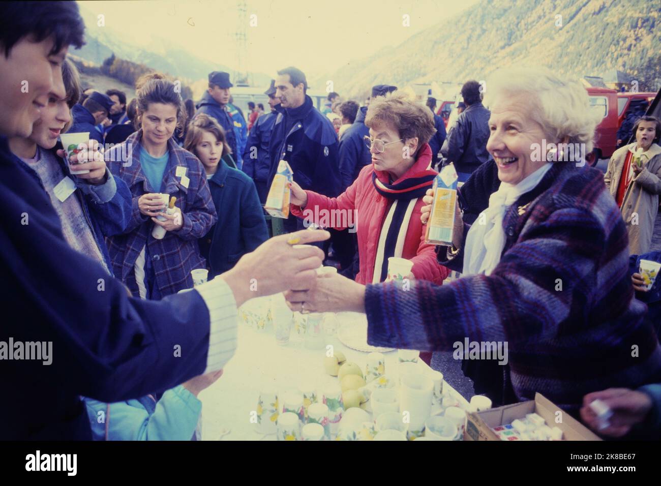 Operation "1000 enfants pour un hiver", Equilibre NGO evacuates young  refugees from Bosnia, Chamonix, Haute-Savoie, France, 1992 Stock Photo -  Alamy