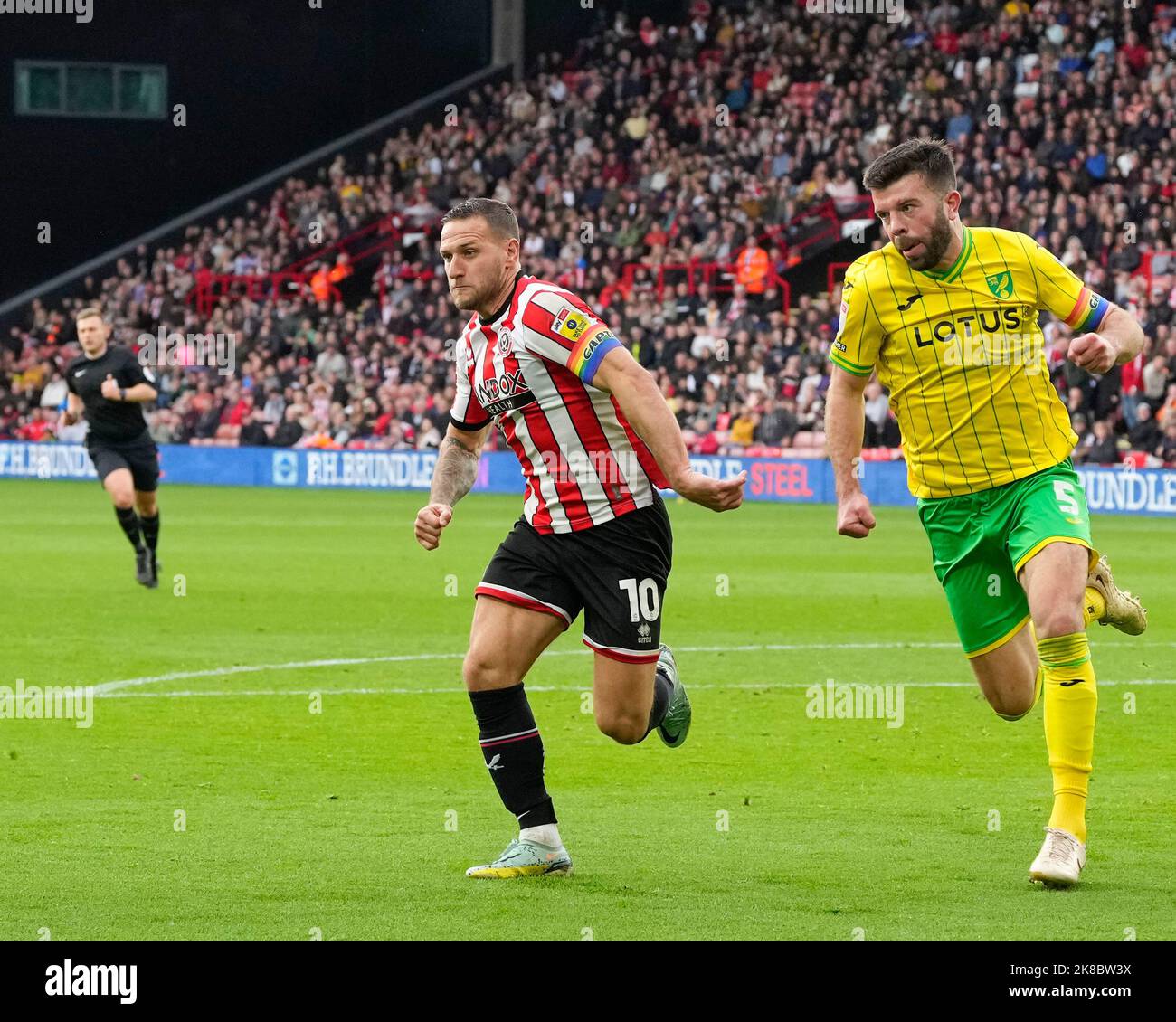 Grant Hanley #5 of Norwich City and Billy Sharp #10 of Sheffield United chase a loose ball during the Sky Bet Championship match Sheffield United vs Norwich City at Bramall Lane, Sheffield, United Kingdom, 22nd October 2022  (Photo by Steve Flynn/News Images) Stock Photo
