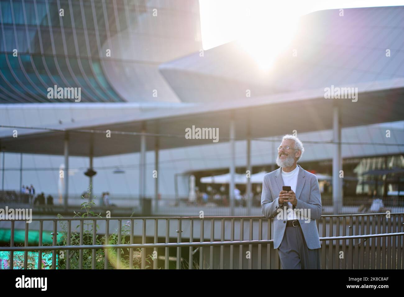 Senior old man using phone hi-res stock photography and images - Alamy