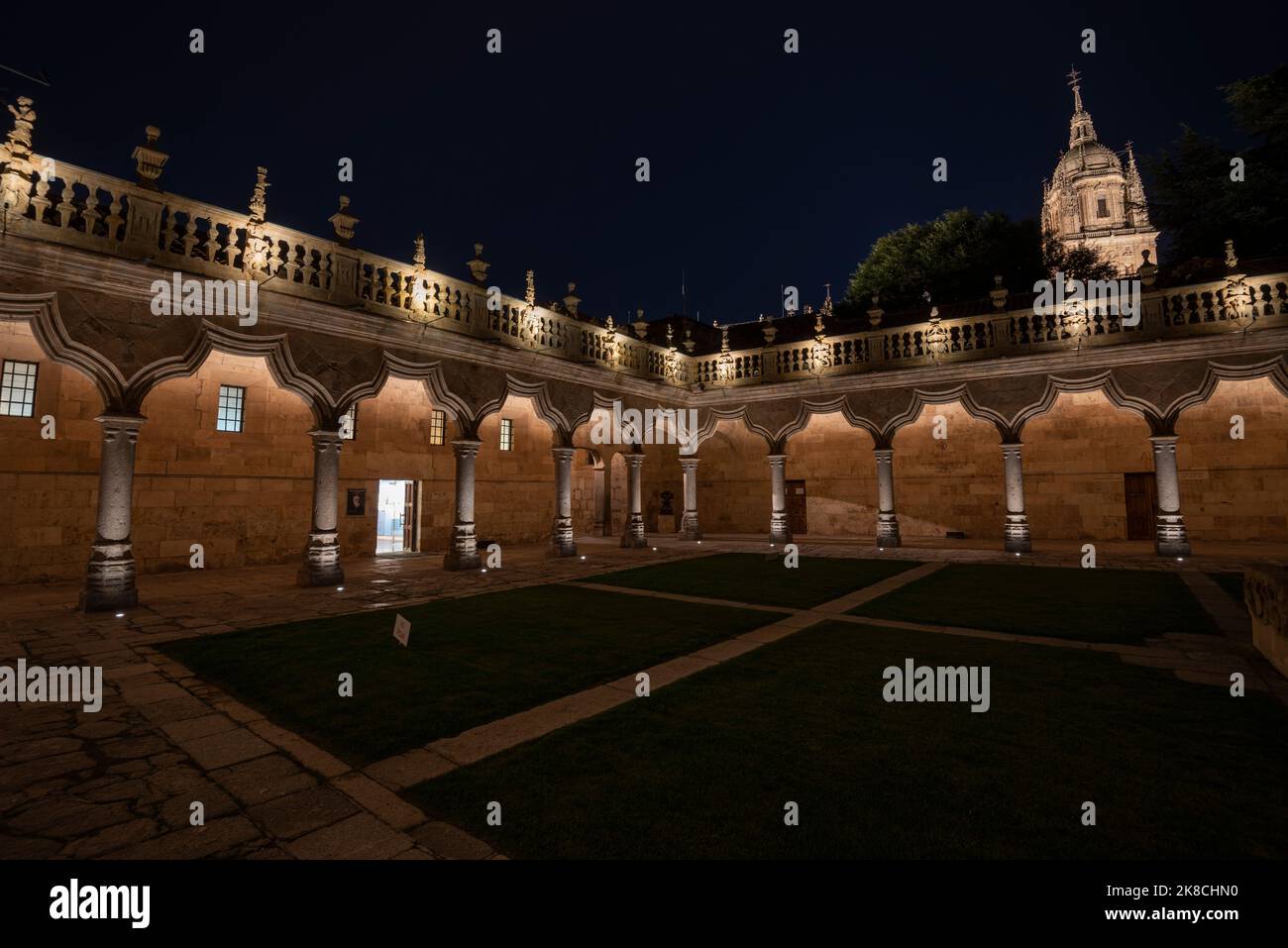 Patio de las escuelas menores de Salamanca nocturna Stock Photo Alamy