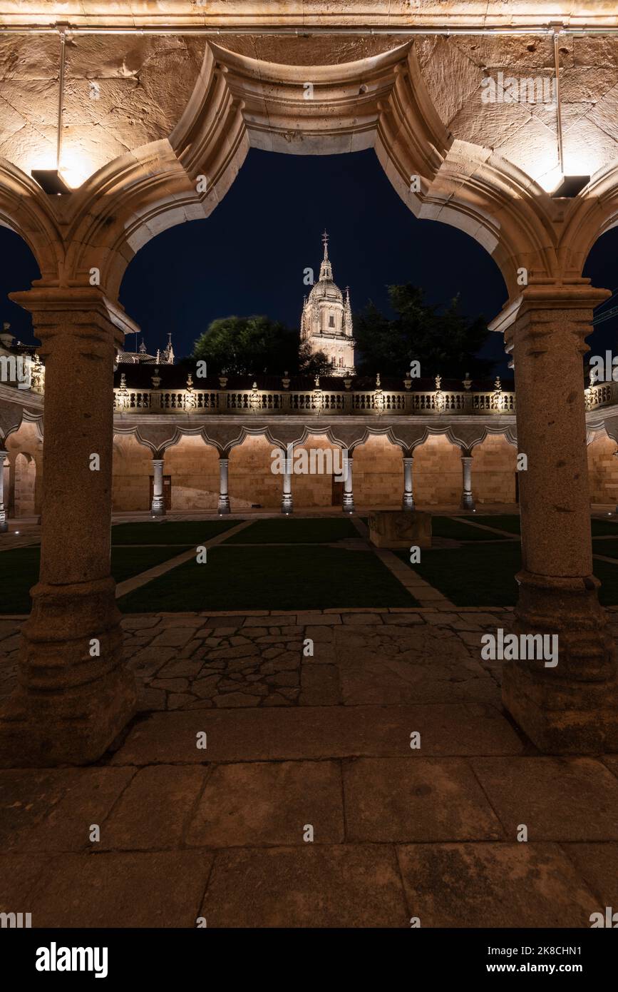 Patio de las escuelas menores de Salamanca nocturna Stock Photo Alamy