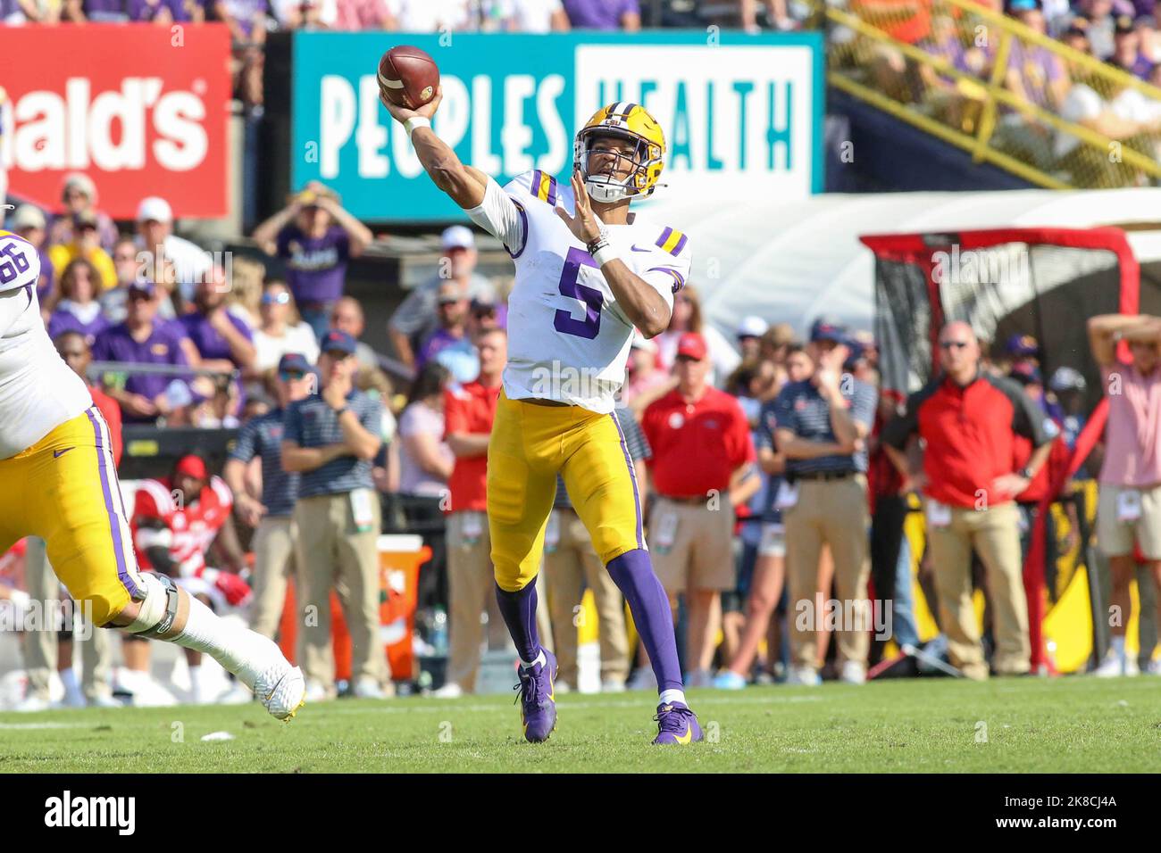 Santa Clara USAA CA. 21st Sep, 2017. Rams quarterback Jared Goff (16) in  the pocket looks down field for a long pass during the NFL Football game  between Los Angeles Rams and