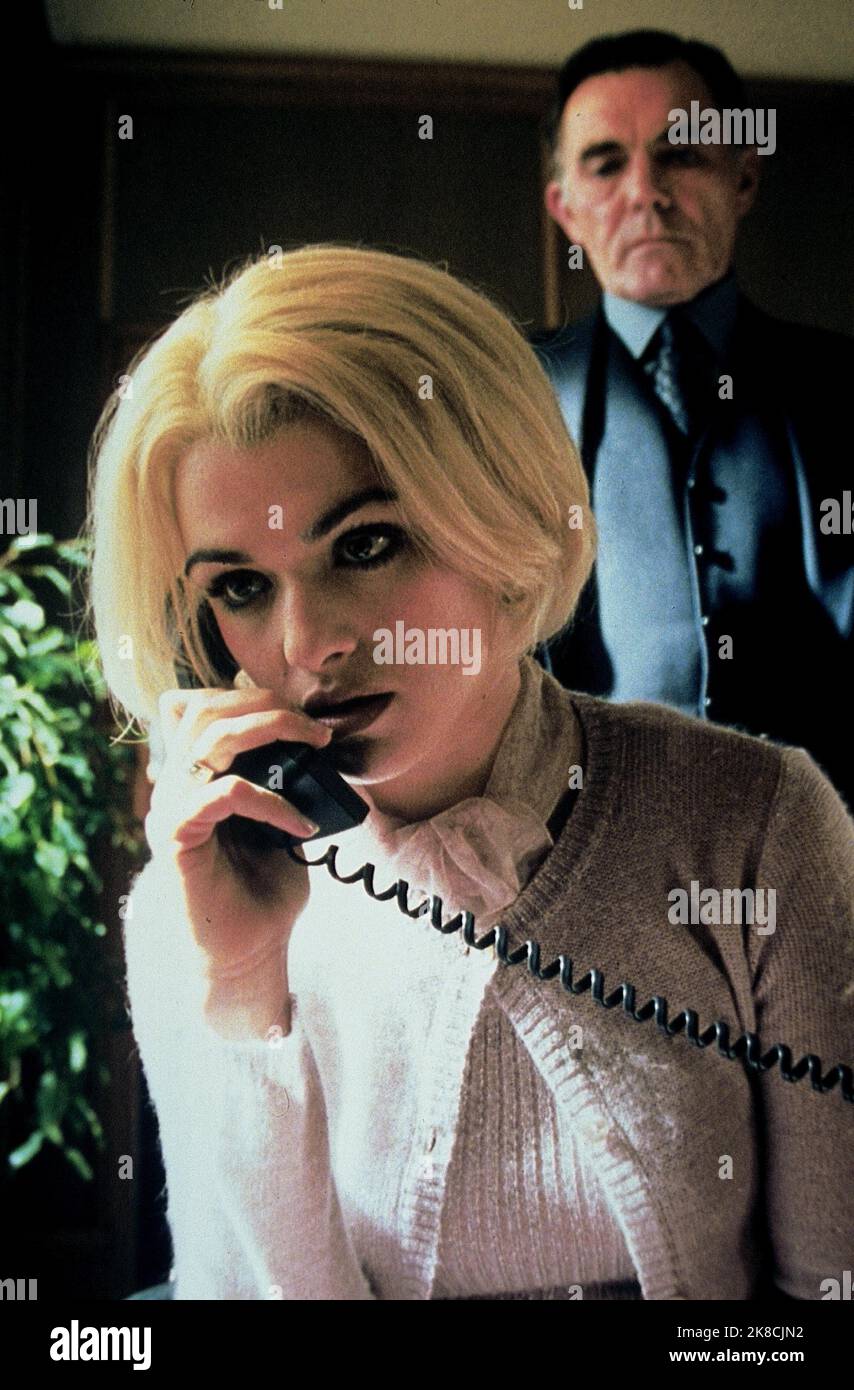 Rachel Weisz Maurice Roeves Film Beautiful Creatures UK 2000 Characters Petula Ronnie McMinn Director Bill Eagles 23 August 2000 WARNING This Photograph is for editorial use only and is the