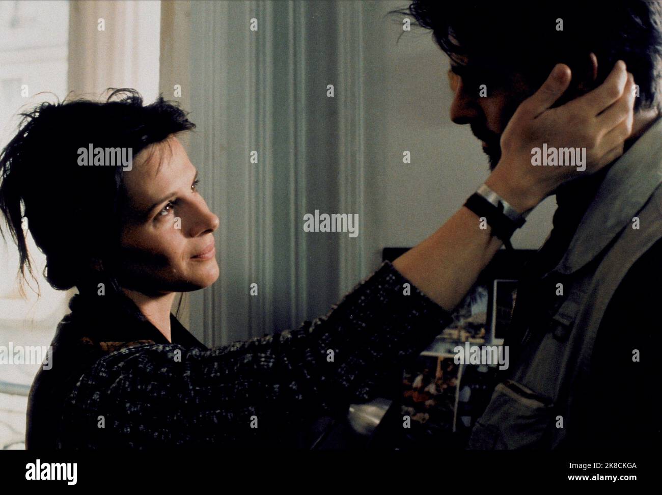 Juliette Binoche & Thierry Neuvic Film: Code Unknown; Code Inconnu (Code inconnu: Récit incomplet de divers voyages) Characters: Anne Laurent, Georges  Fr/De/Ro 2000, Director: Michael Haneke 19 May 2000   **WARNING** This Photograph is for editorial use only and is the copyright of ARTIFICIAL EYE and/or the Photographer assigned by the Film or Production Company and can only be reproduced by publications in conjunction with the promotion of the above Film. A Mandatory Credit To ARTIFICIAL EYE is required. The Photographer should also be credited when known. No commercial use can be granted wi Stock Photo