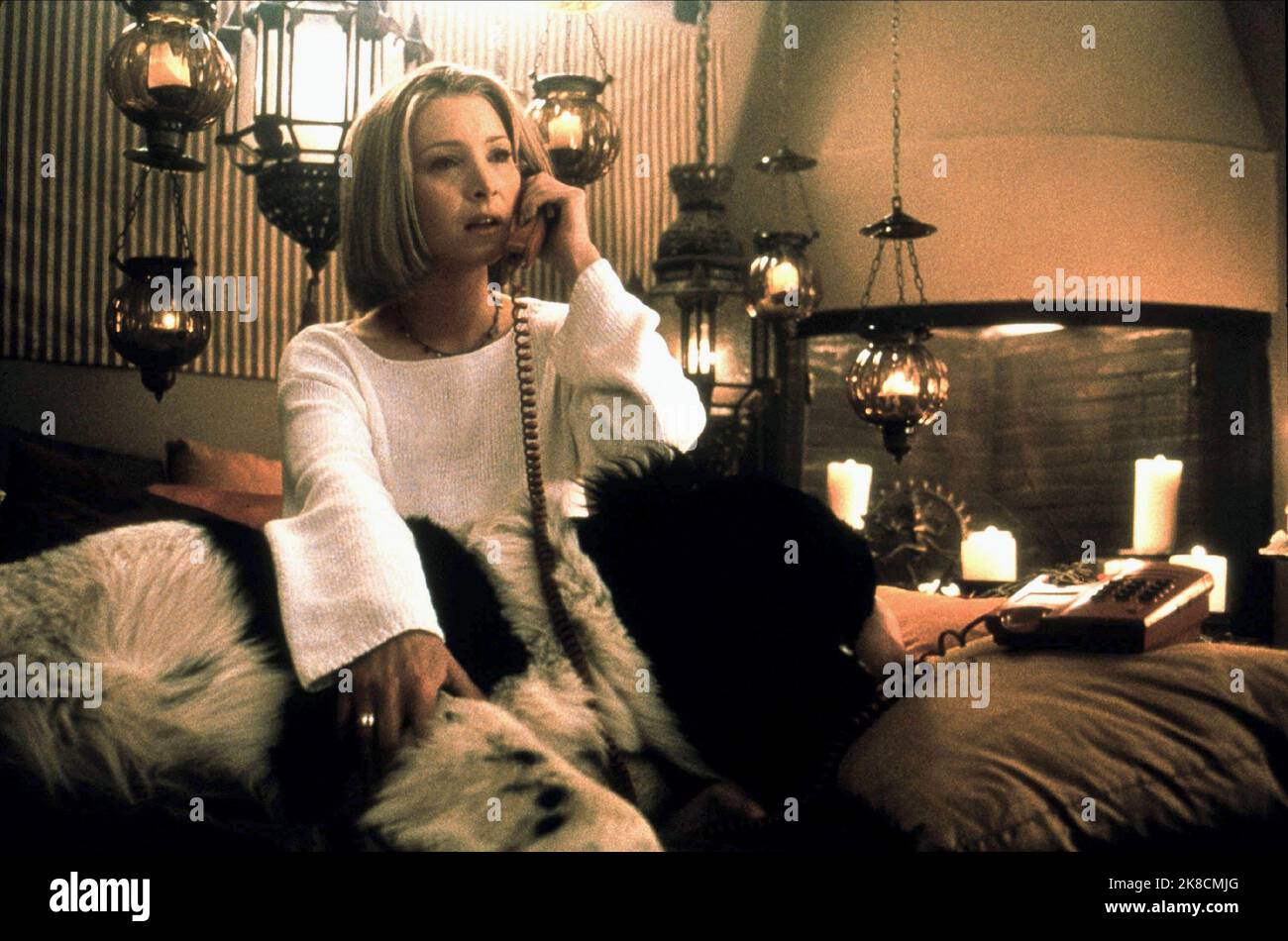 Lisa Kudrow & Dog Film: Hanging Up (2000) Characters: Maddy Mozell &  Director: Diane Keaton 16 February 2000   **WARNING** This Photograph is for editorial use only and is the copyright of COLUMBIA PICTURES and/or the Photographer assigned by the Film or Production Company and can only be reproduced by publications in conjunction with the promotion of the above Film. A Mandatory Credit To COLUMBIA PICTURES is required. The Photographer should also be credited when known. No commercial use can be granted without written authority from the Film Company. Stock Photo